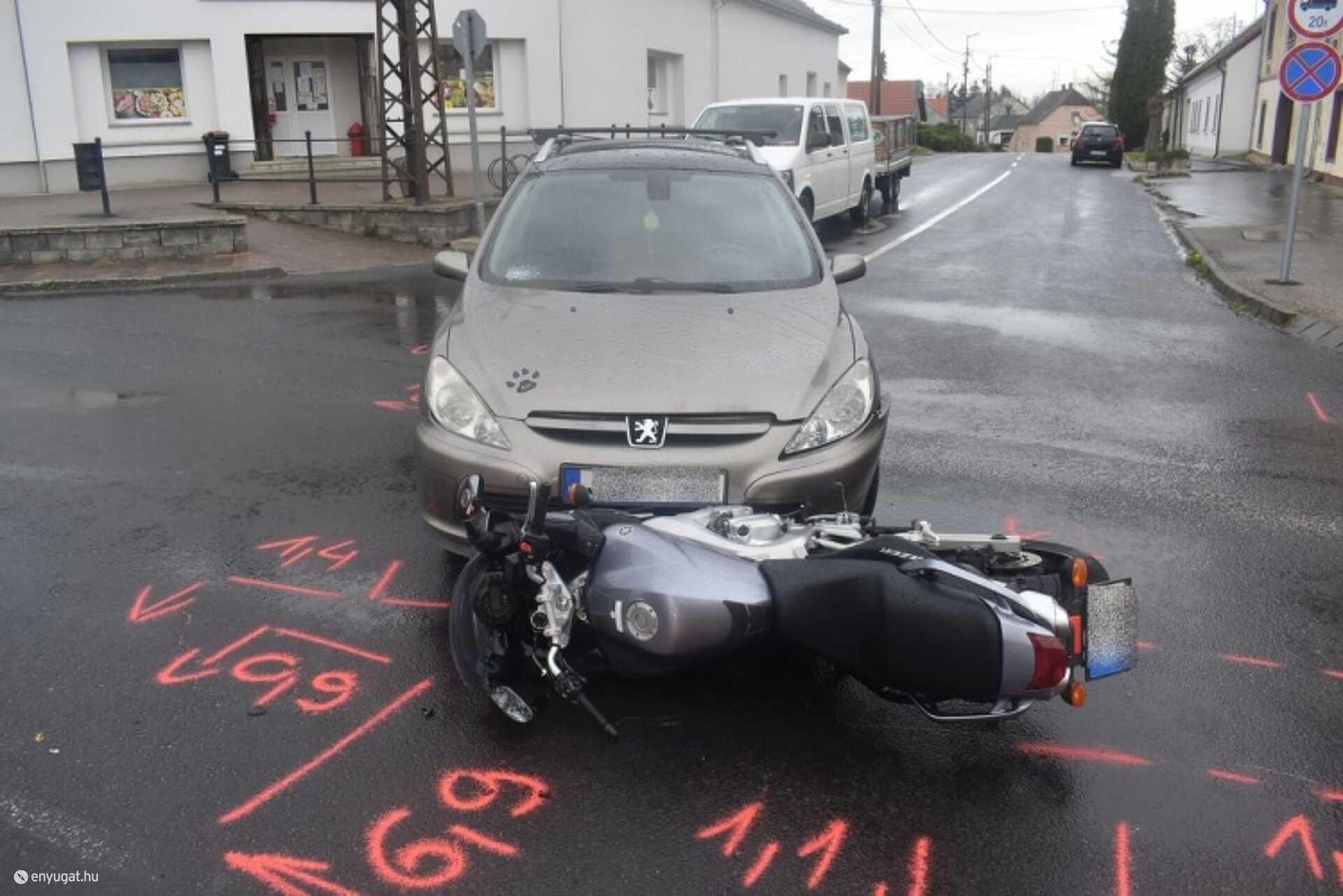 A motoros nem vétett a szabályok ellen, de sérülékeny szereplője a közlekedésnek.