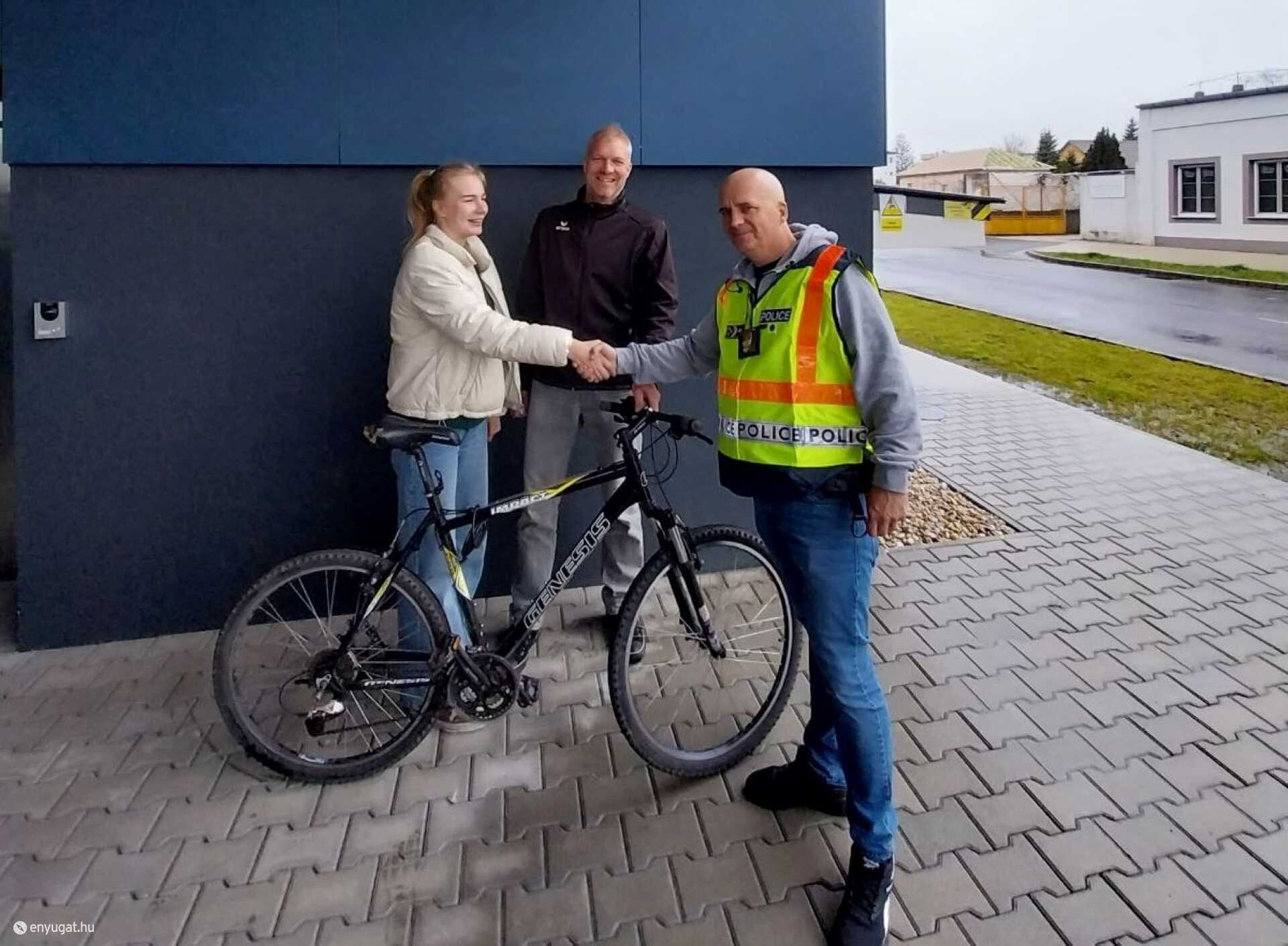 Tulajdonosa nagyon örült a visszakapott járgánynak.