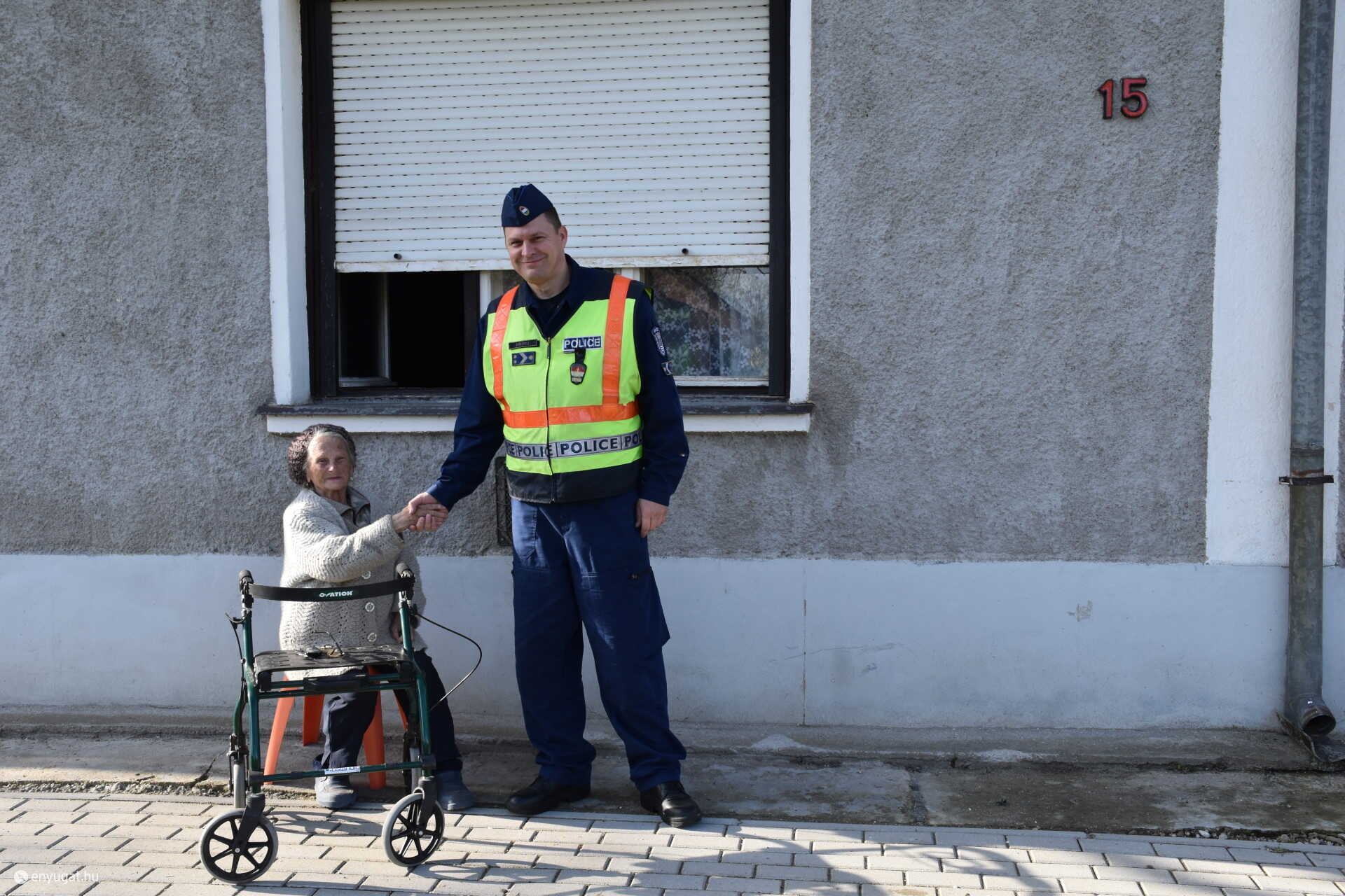 Az idős néni örült a visszakapott eszköznek. 