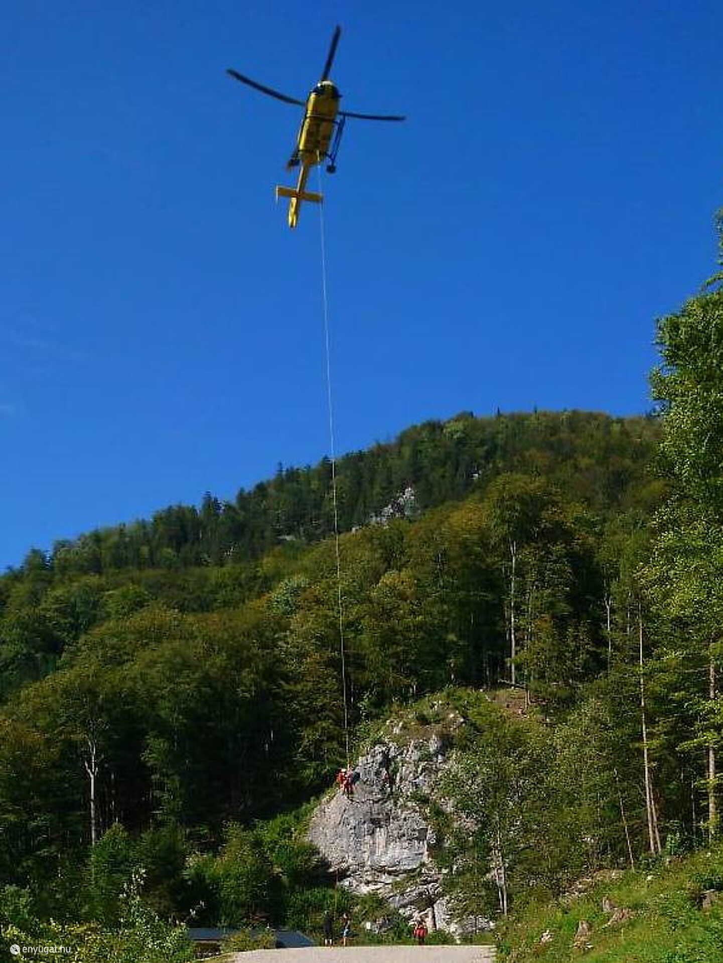 A pórul járt fiatal nőt kötelekkel szabadította ki a mentőhelikopter.