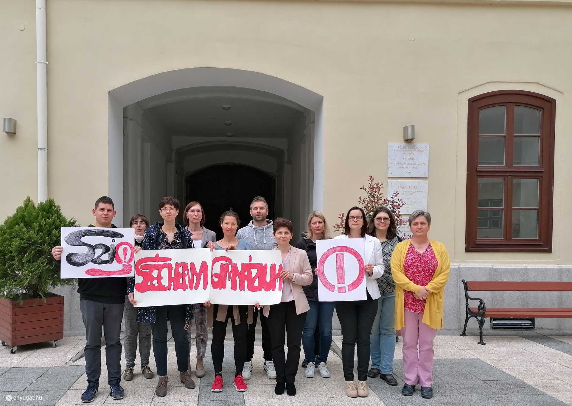 A Széchenyi-gimnáziumban tizennégy pedagógus sztrájkolt hétfőn.