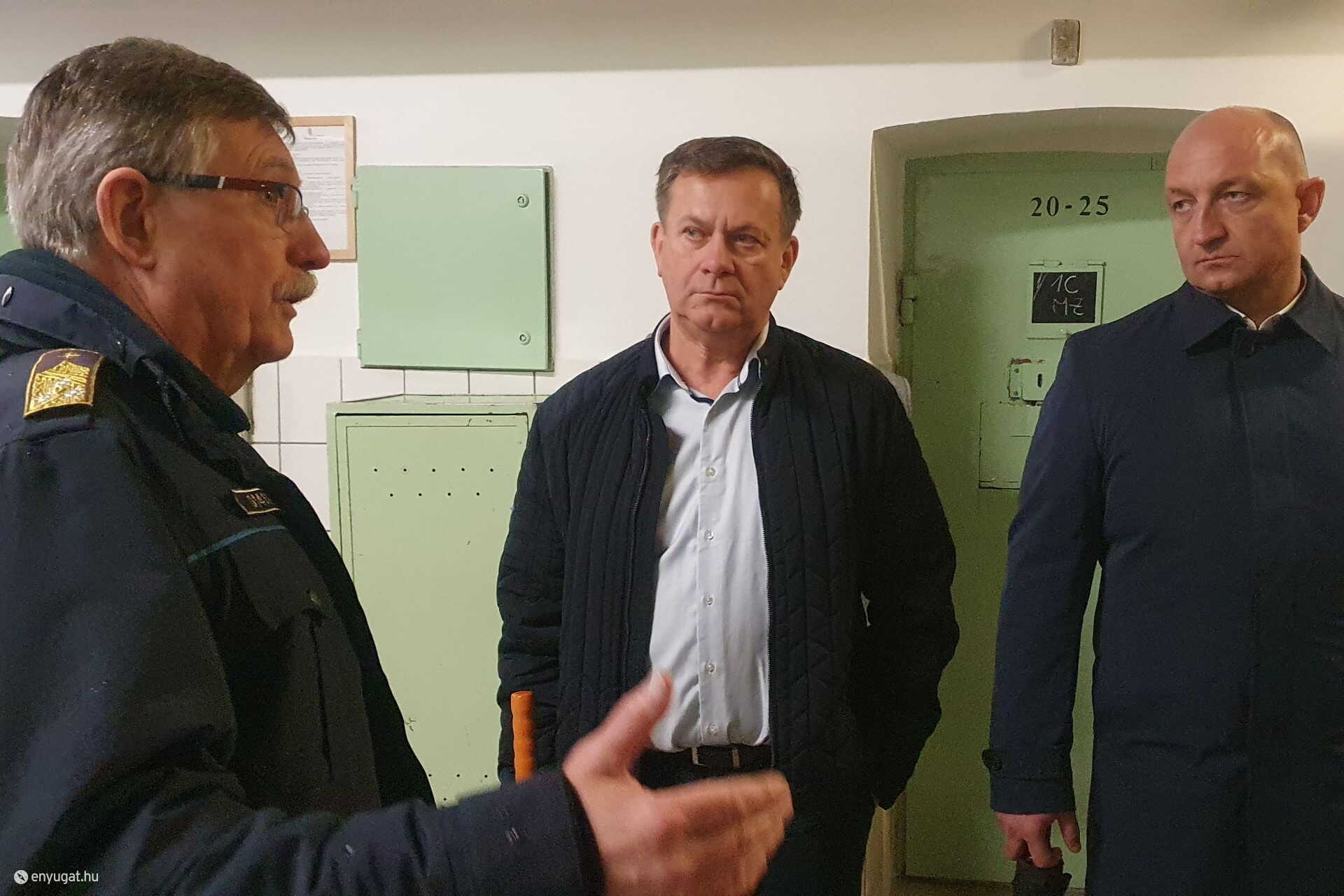 Fülöp István intézetparancsnok fogadta a két főispánt.