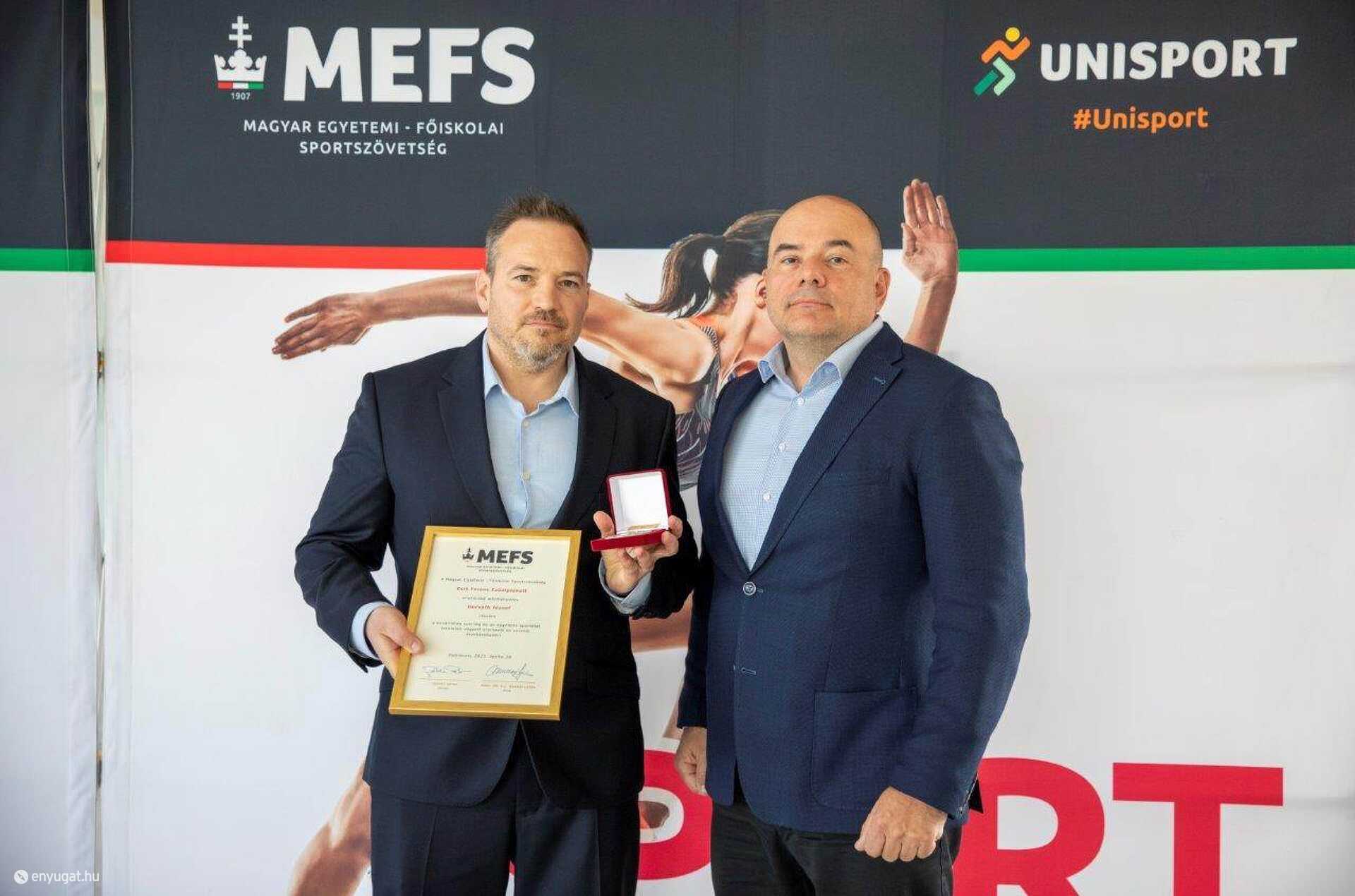 Horváth József (balra) a MEFS elnökségi tagjától vehette át Debrecenben az elismerést. 