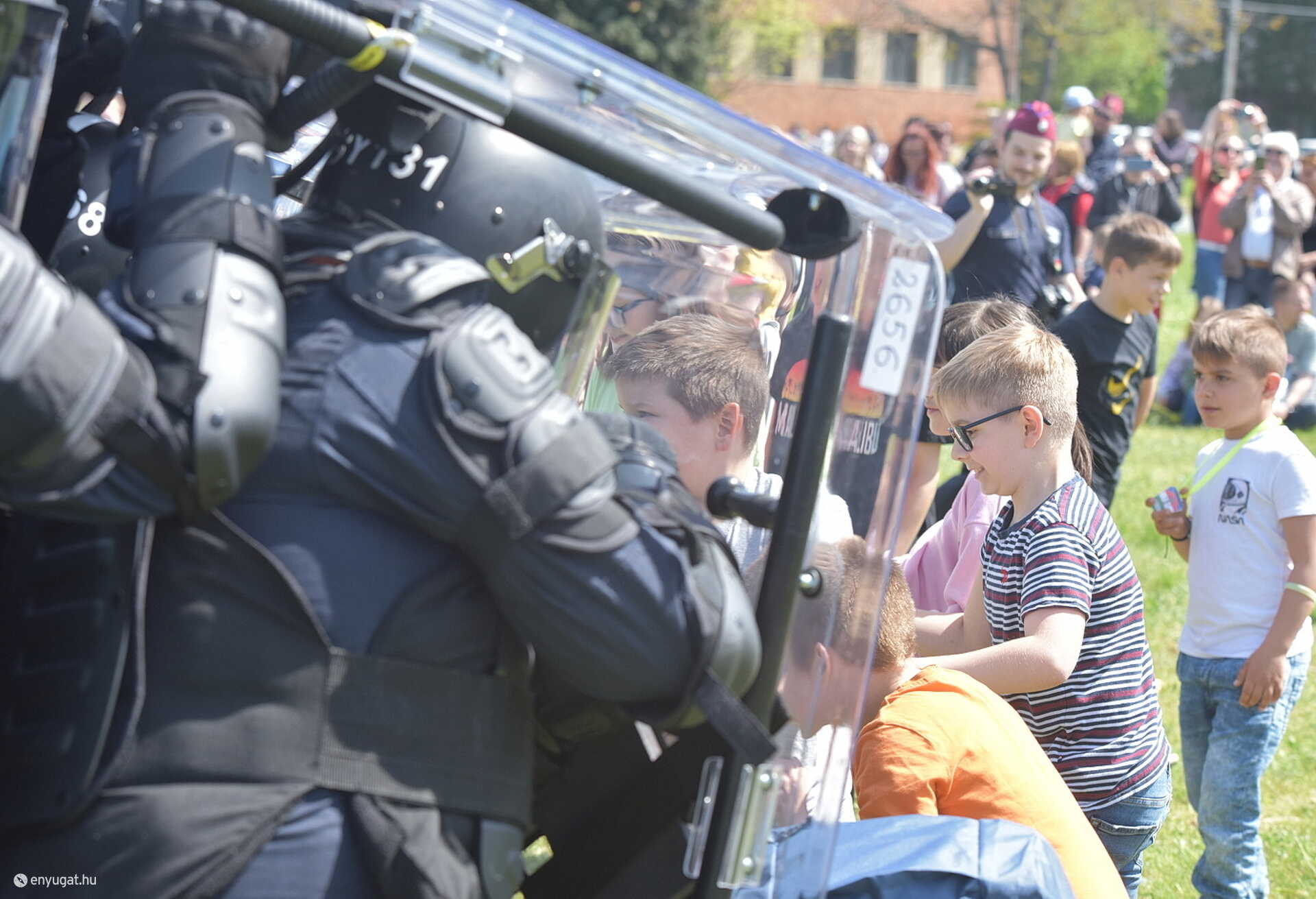Gyerekek rohama a rohamrendőrök ellen - a Készenléti Rendőrség bemutatója