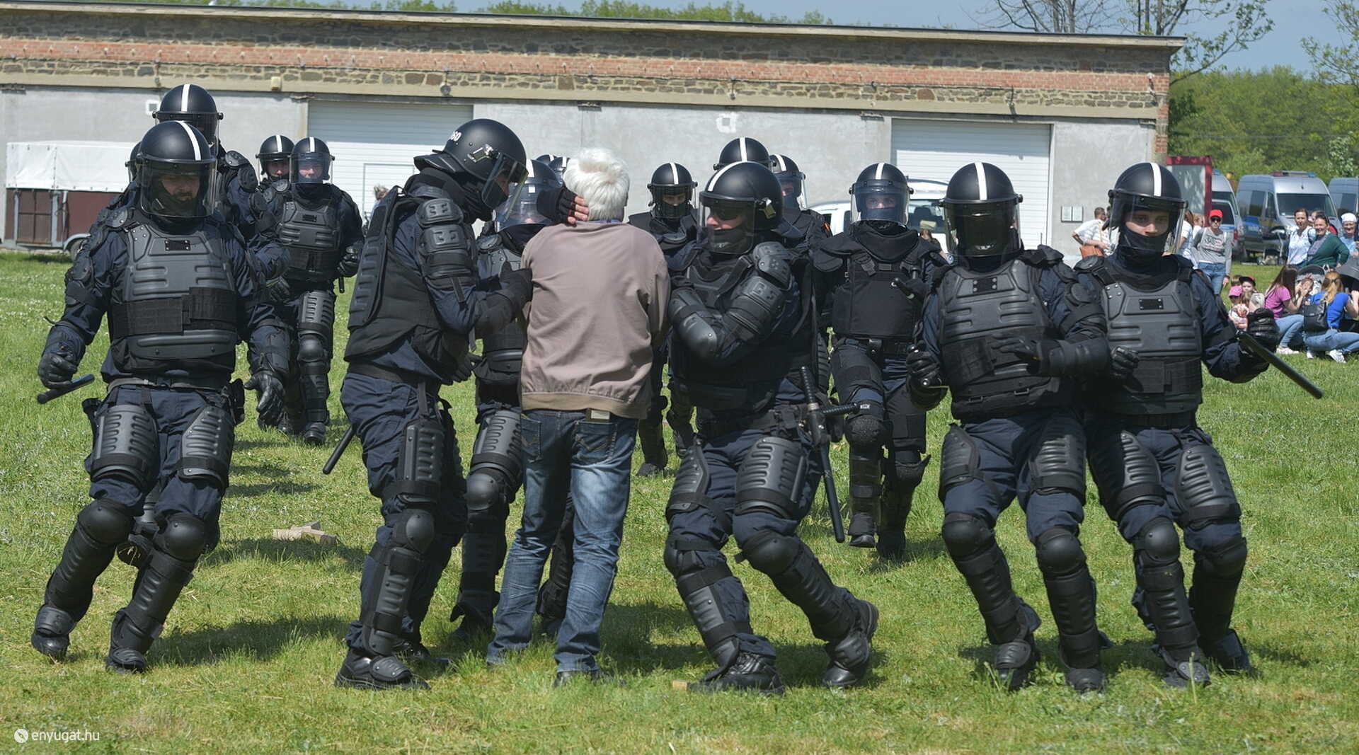 A Semei Ferenc nevű huligánt kiemelik a Készenléti Rendőrség emberei (szituációs játék)