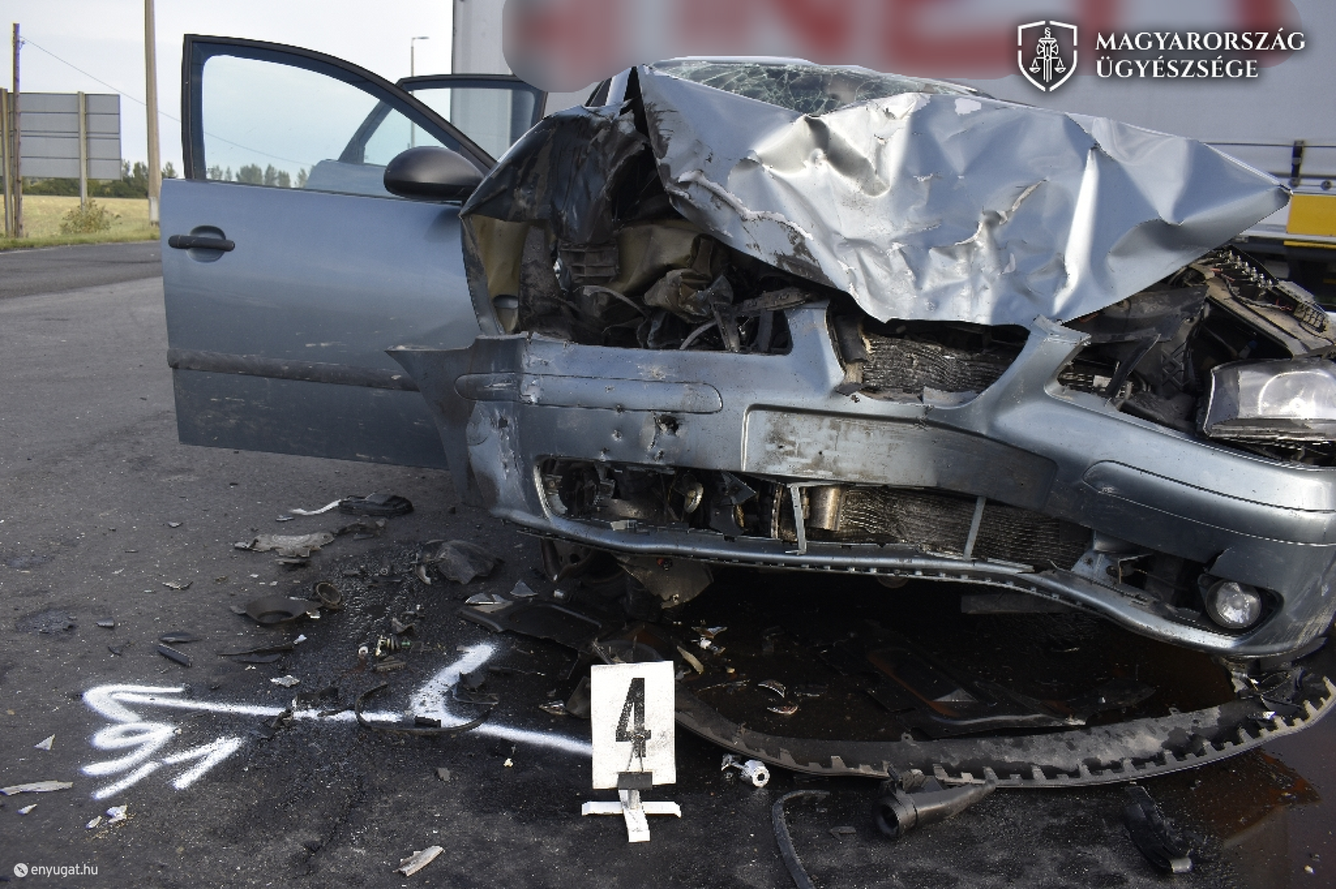 A kamionnak csapódó autó utasa meghalt, vezetője súlyos sérüléseket szenvedett.