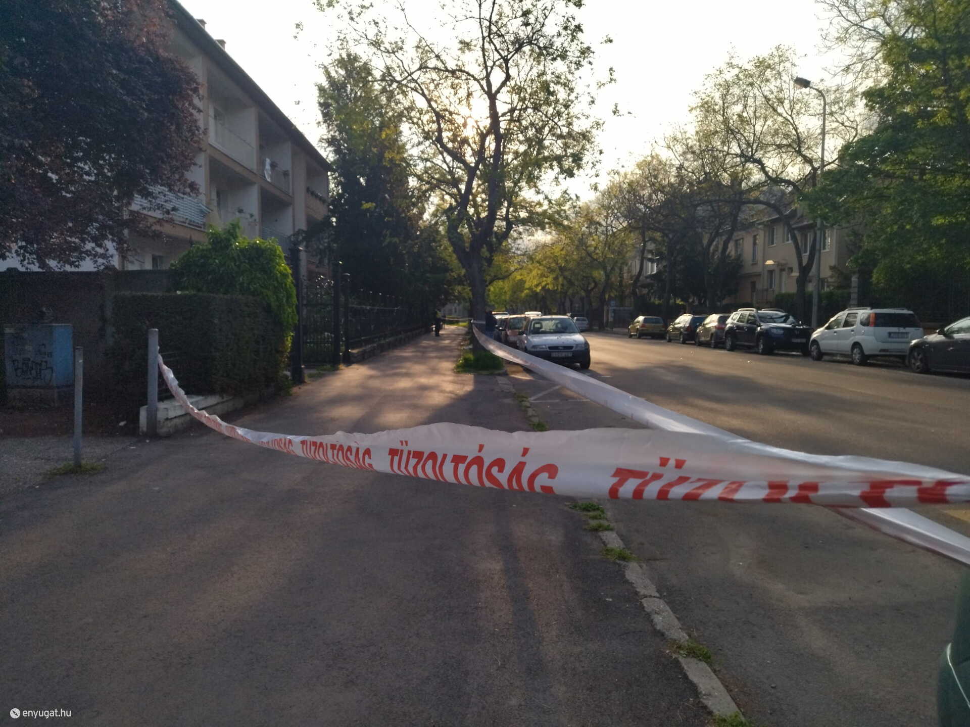 Reggelre összesöpörték az utcát, a házat rendőrök őrzik.