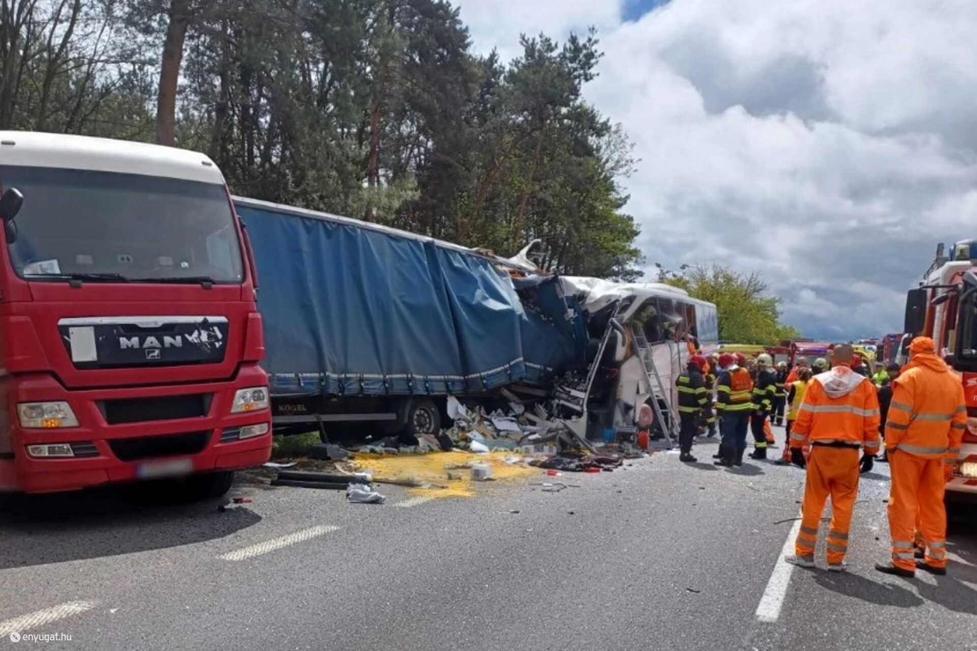 A balesetben sokan megsérültek, halálos áldozat is van.