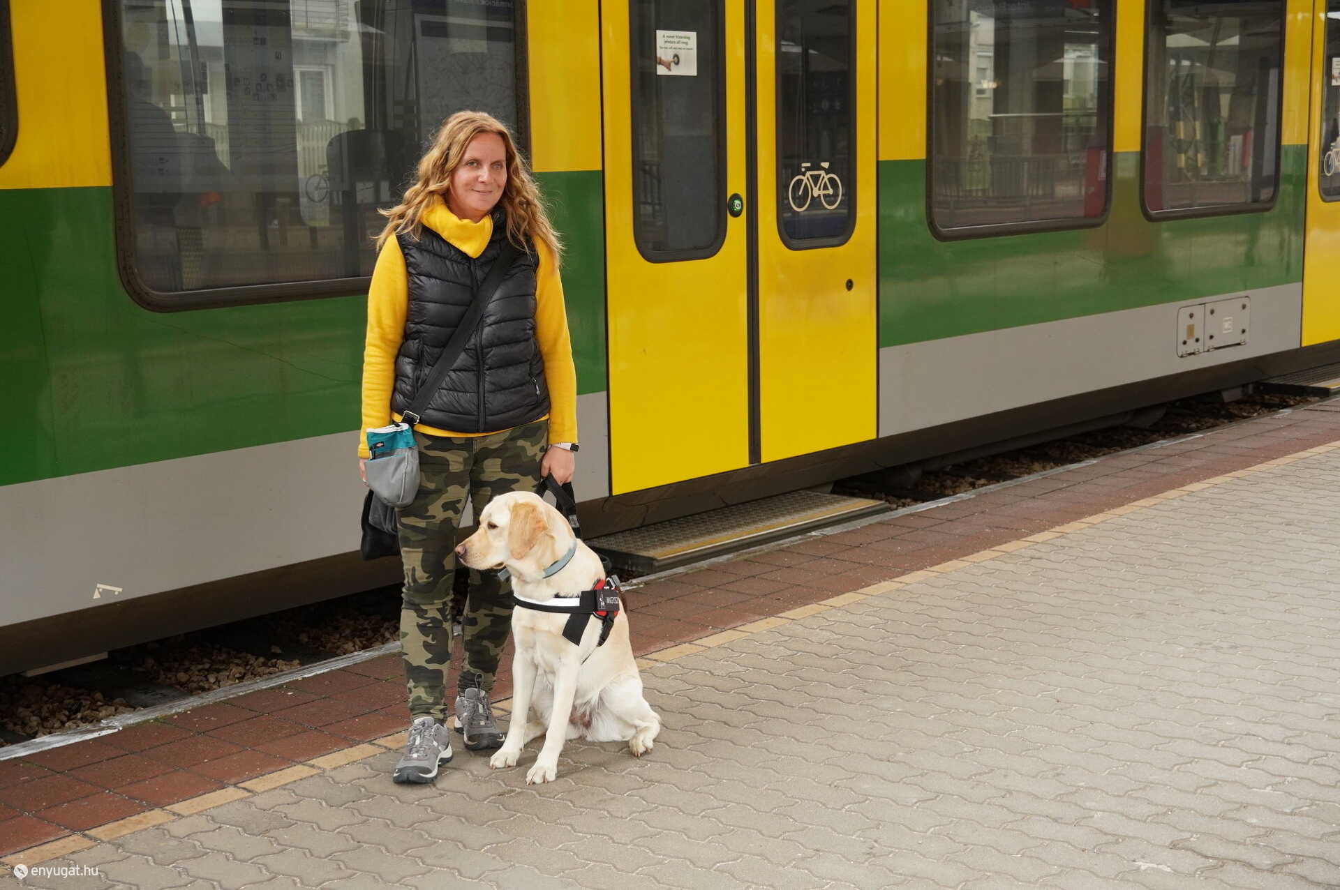 Pálmai-Matis Mónika és Mézi nevű vakvezető kutyusa biztonságosan utazhatnak a vonaton.