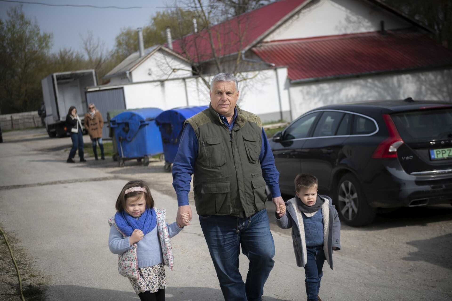 Orbán Viktor Sára lánya gyerekeivel, Johannával és János Fülöppel. Nekik születik majd testvérük, akiknek a nemér nem tudni.