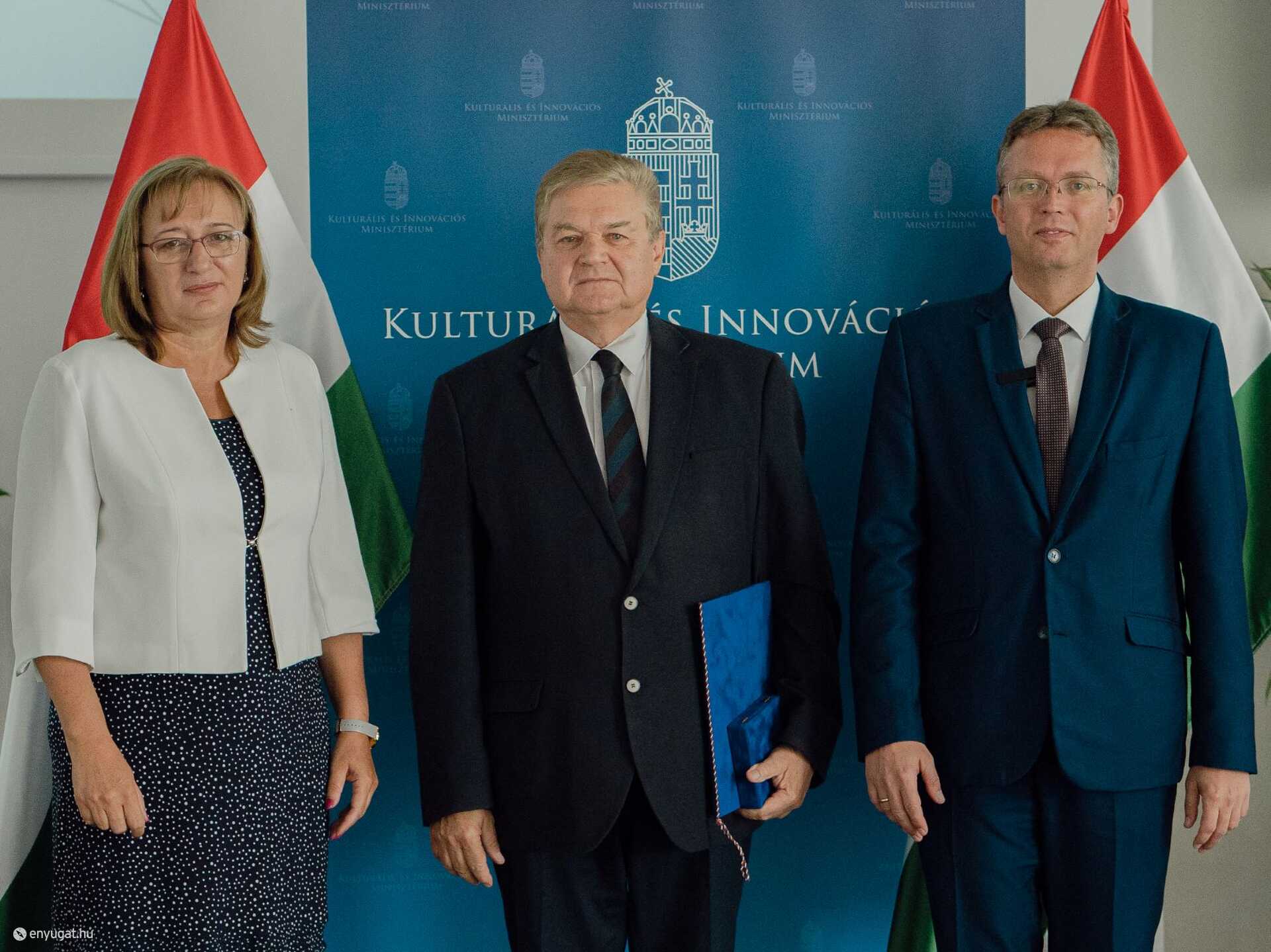 Králik Tibor a szakképzés megújításában végzett elismert szakmai munkát.