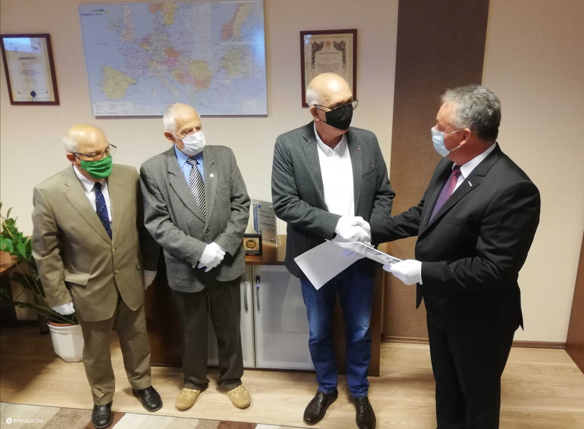 Adományozók és átvevők. A kórház támogatása mindenkinek érdeke. 