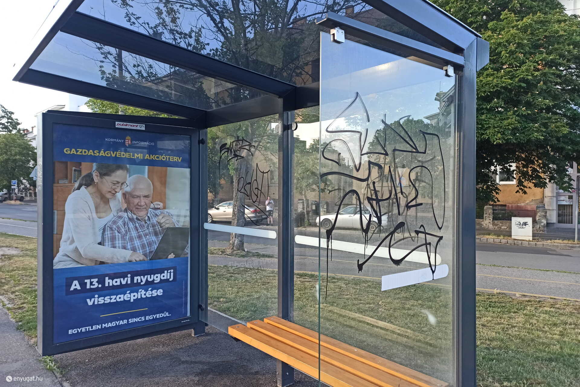 Természetesen az új buszvárókat is megkezdték a vandálok