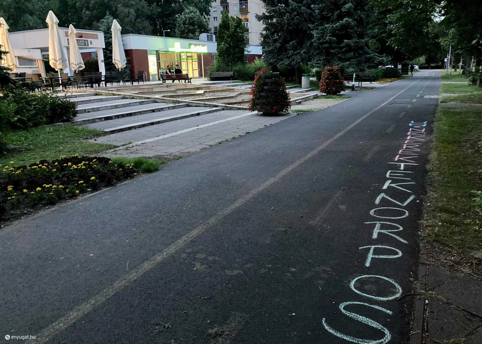 A kréta fluoreszkáló, még hangulatos is.