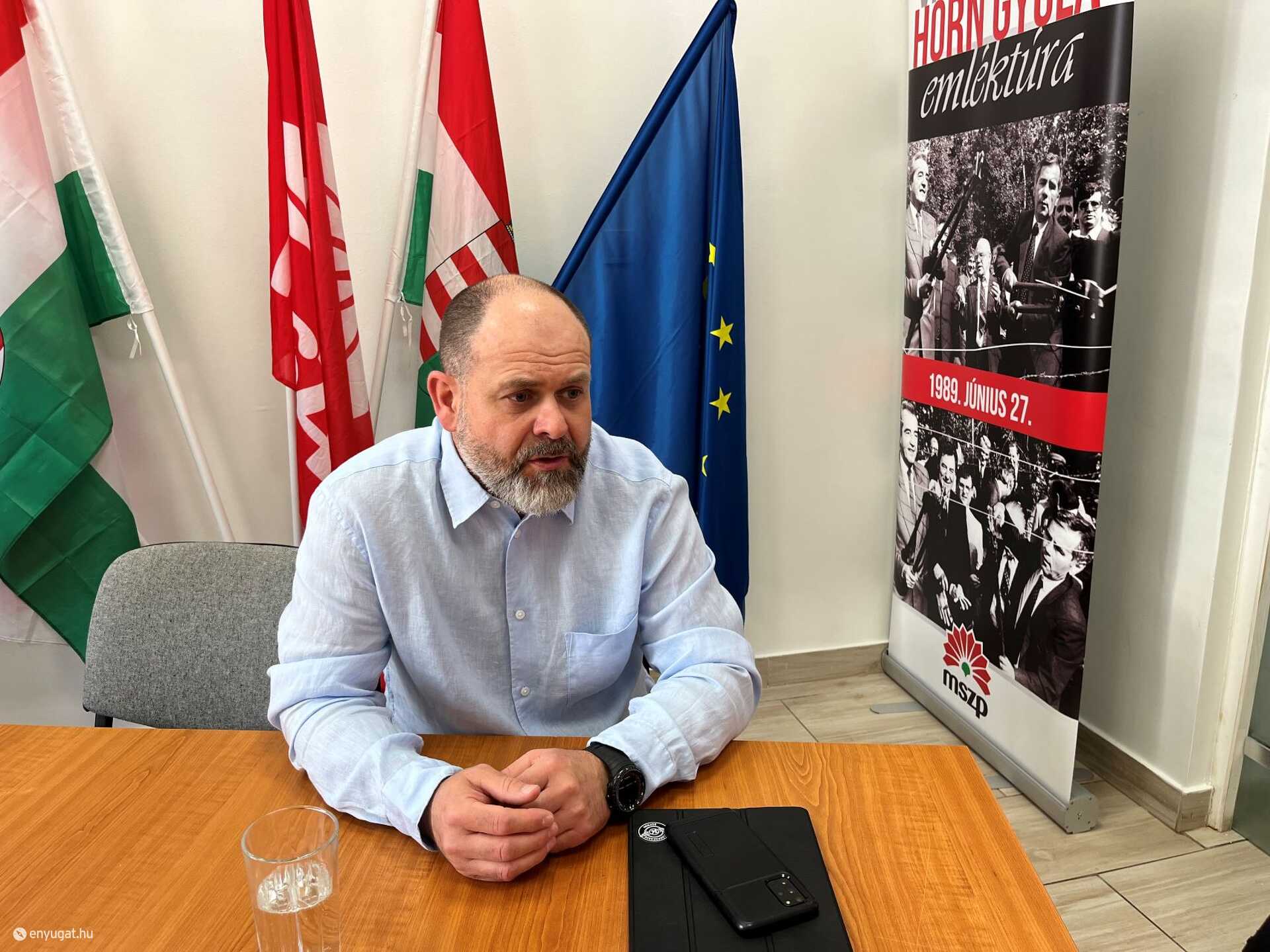 Németh Imre már az új irodában dolgozik.