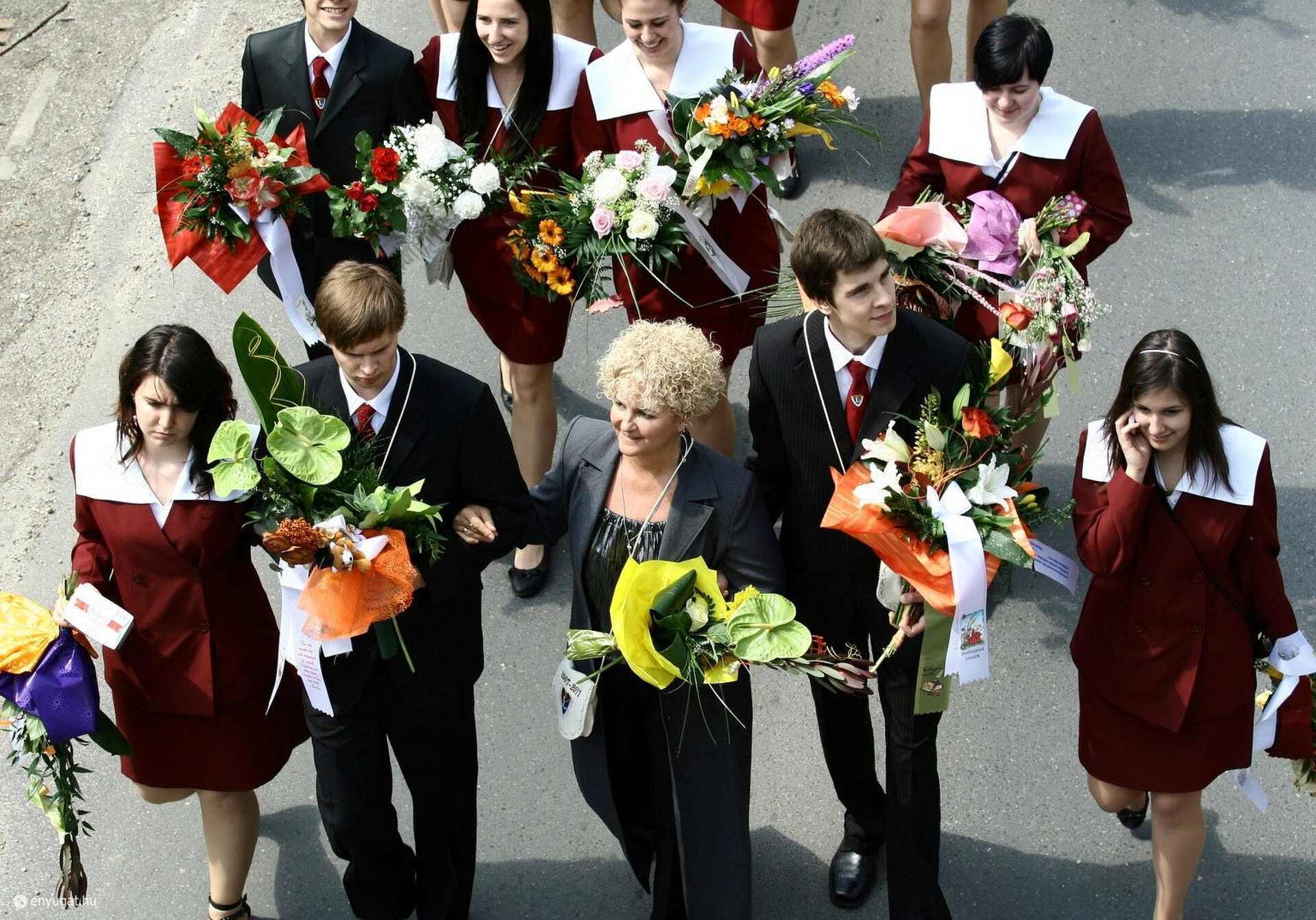 Osztályfőnökként 2011-ben osztályát kísérte a ballagáson.