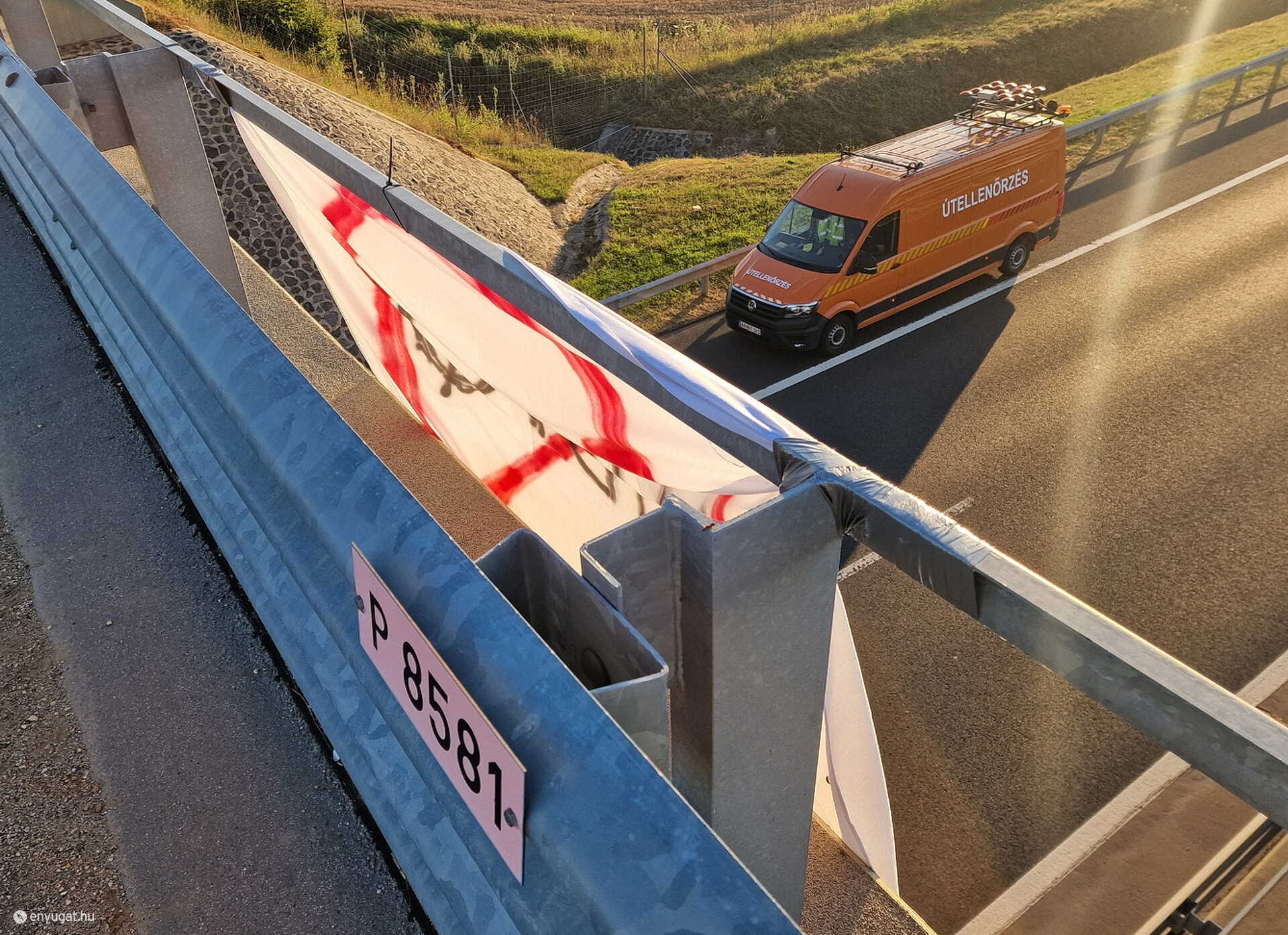 Áthúzott LMBTQ felirat az M86-os autóút felett, Szombathely-Zanatnál