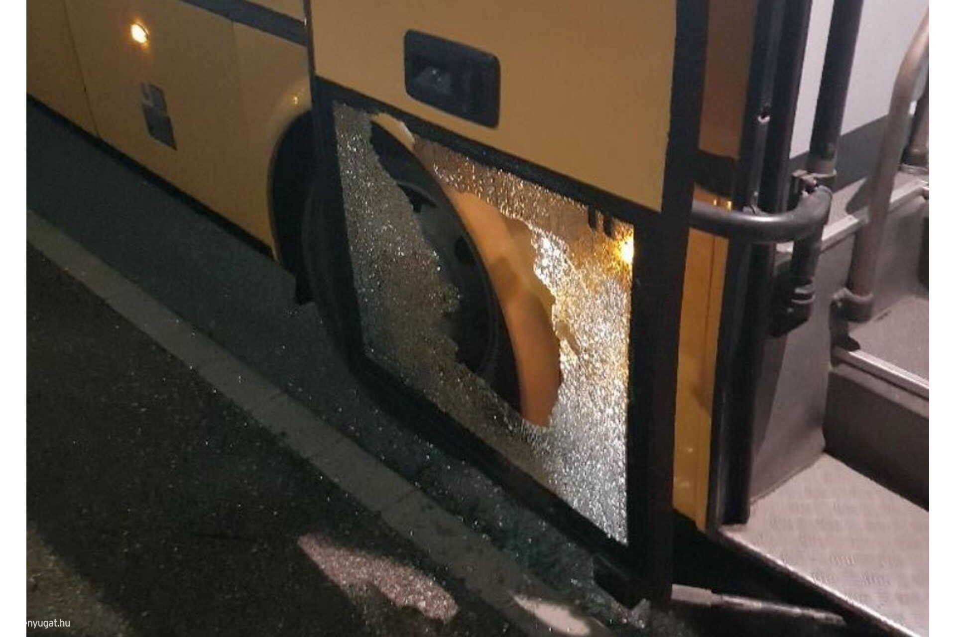 A férfi kitörte a busz ajtajának üvegét, börtön jár érte.