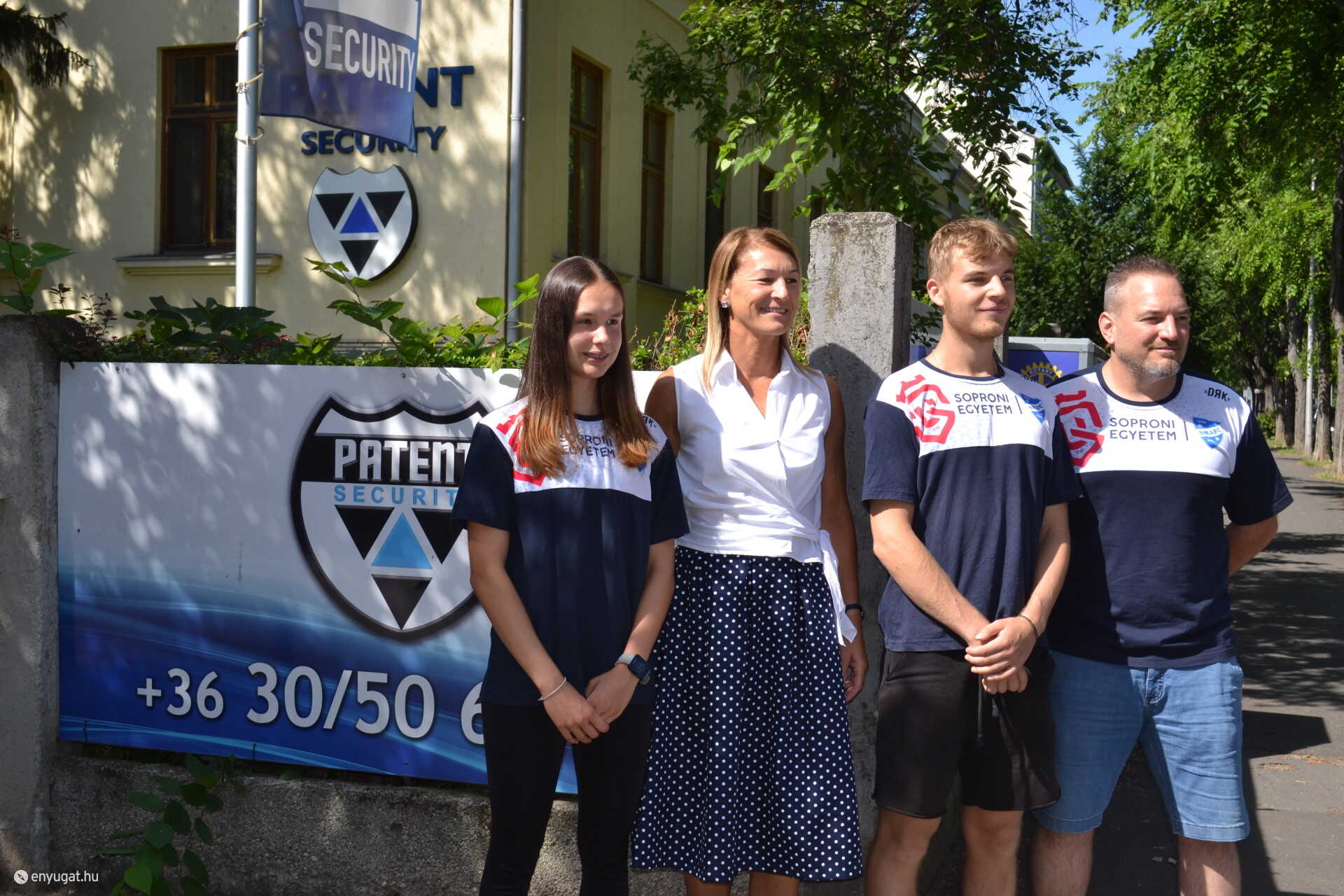 Trulik Marietta, a Patent területi igazgatója, Horváth József, a SMAFC elnöke és a két tehetséges soproni sportoló; Domány Emma és Sáli Barnabás. Mindnyájan remélik, hogy kapcsolatukból még sok jó származik...