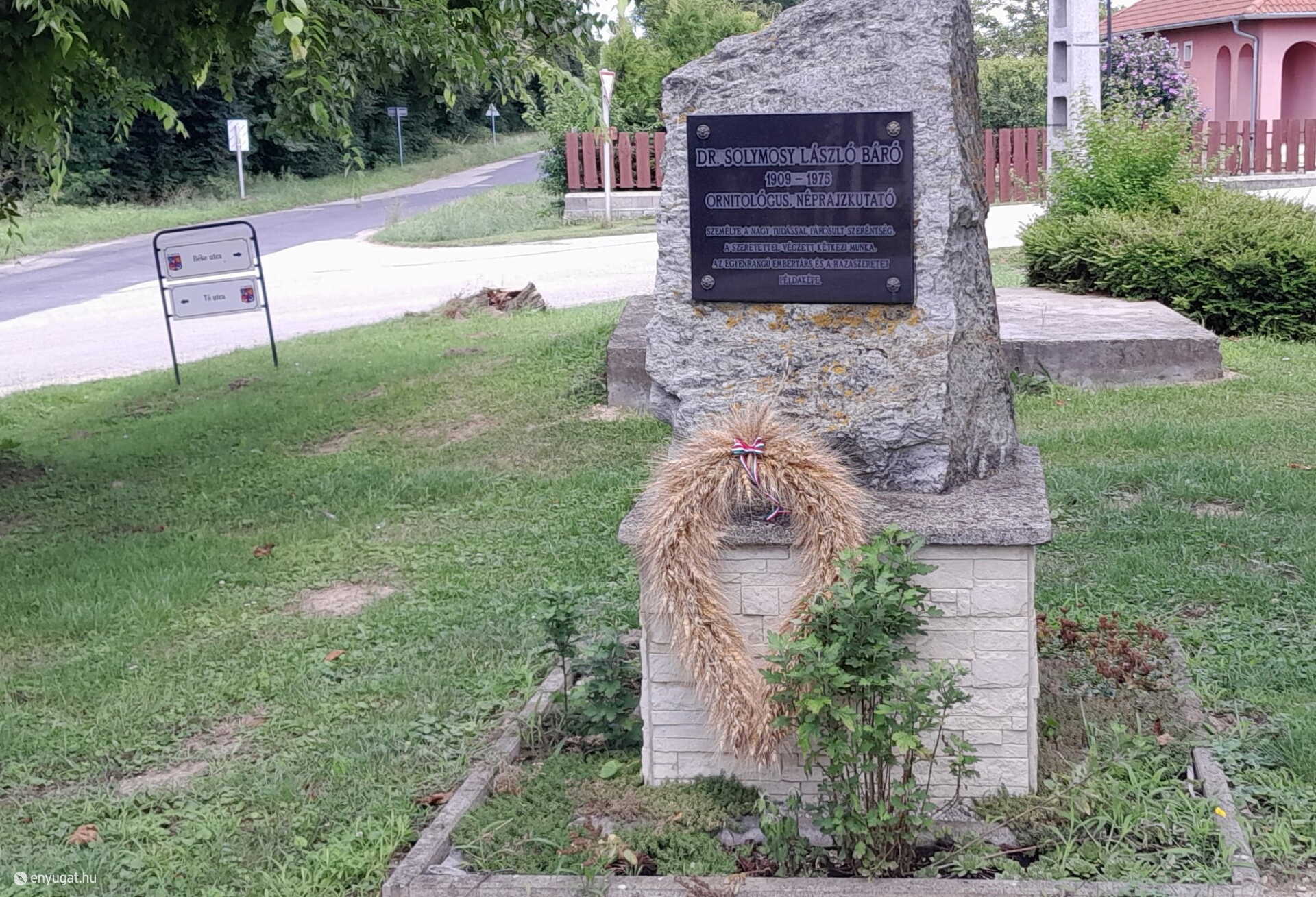 Minden évben friss aratókoszorú kerül az emlékműre.