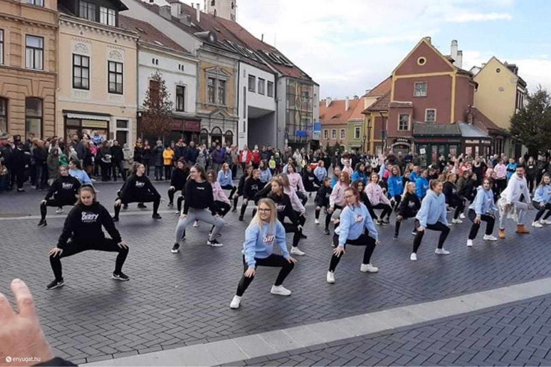 Tavaly a gála helyett szerveztek közös utcai táncot.