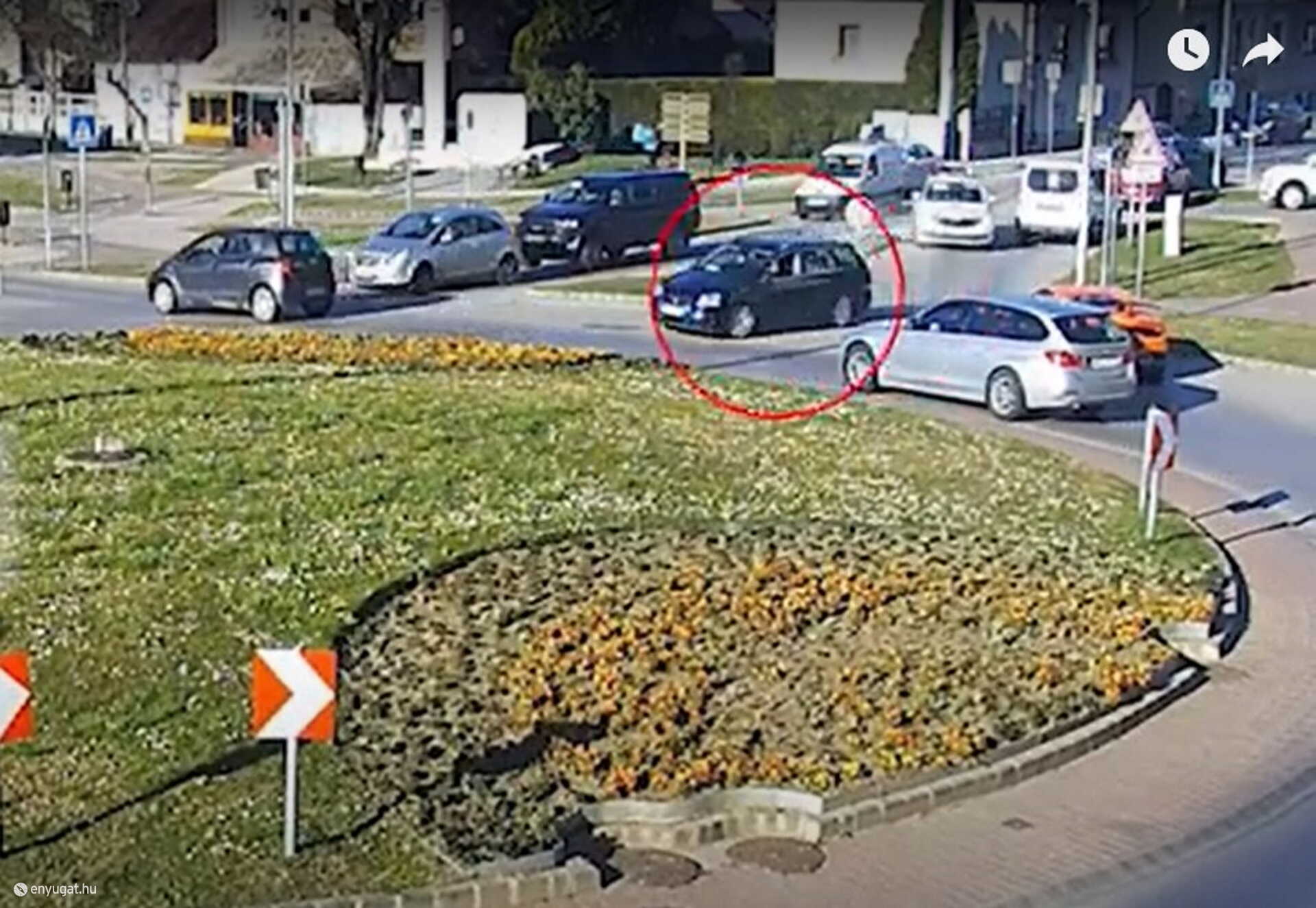 A férfi veszélyes közlekedési manőverekkel menekült a kölcsönkért kocsival. 