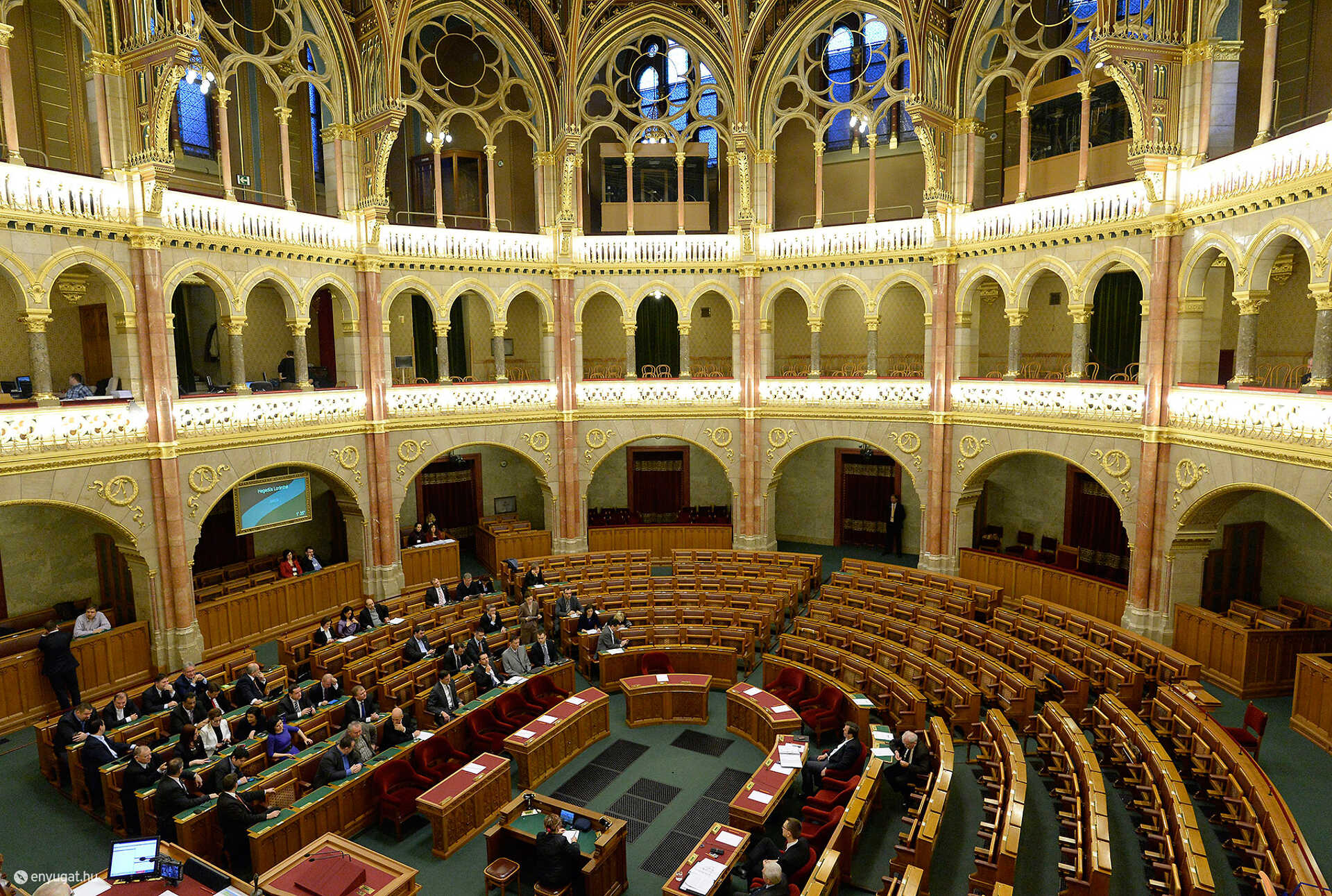 Parlamenti ülés kormánypárti képviselők nélkül