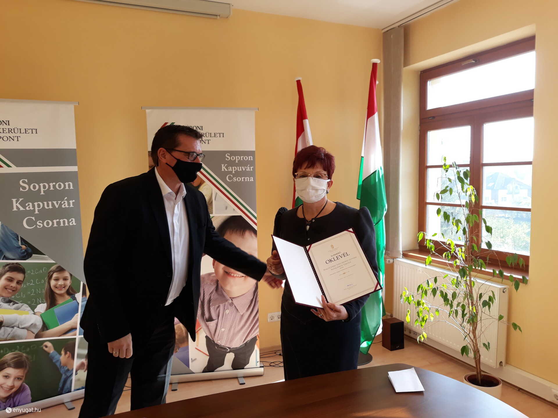 Marek János tankerületi igazgató gratulált elsőként az elismeréshez.