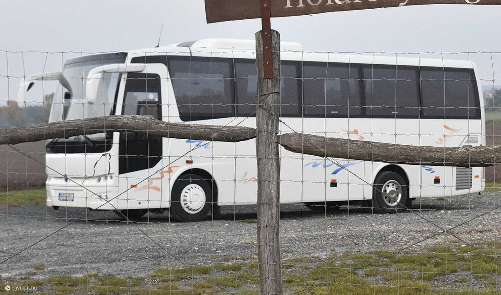 A keszthelyi diákok busza a kalandpark parkolójában
