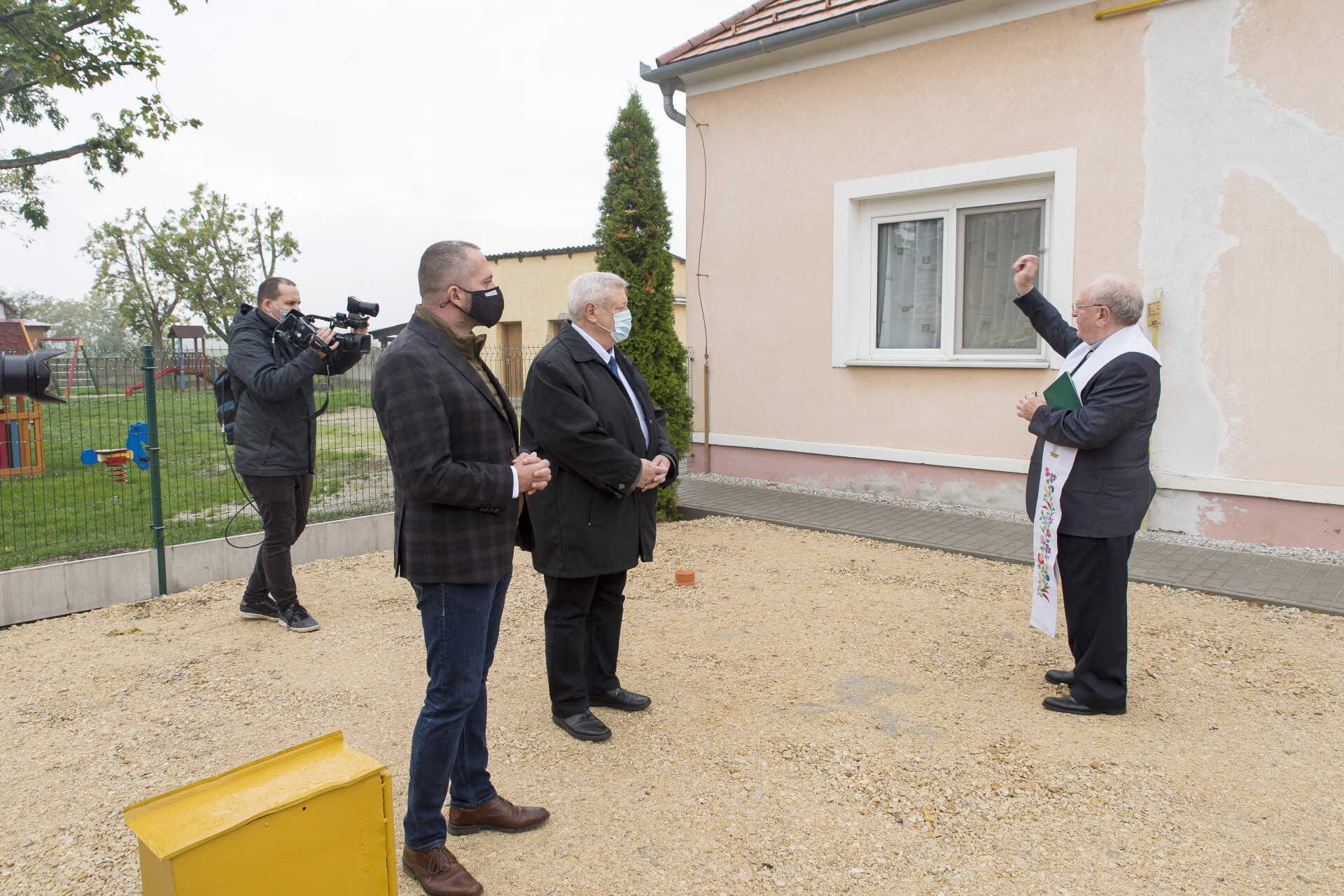 Átadták a Magyar falu programban megújult óvodaudvart Osliban