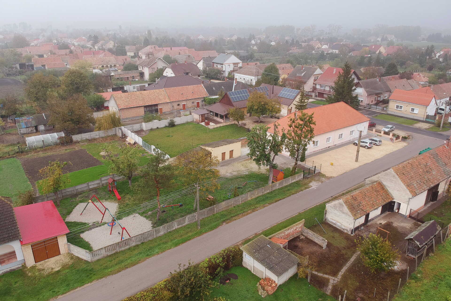 Átadták a Magyar falu programban megújult óvodaudvart Osliban