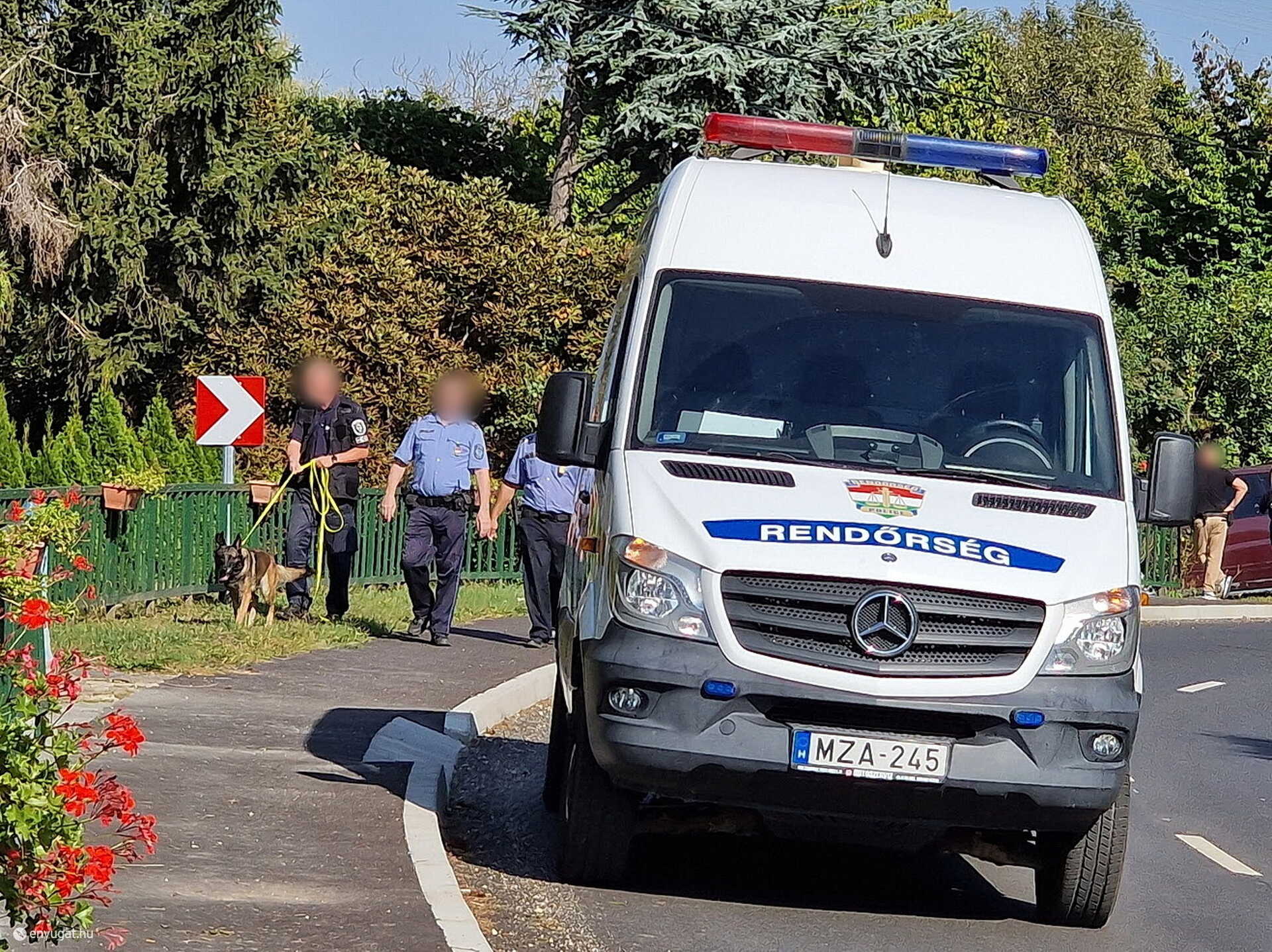 Elfogták a rendőrök elől elmenekülő embercsempészt - kisbuszt vezetett kerítésnek Náraiban