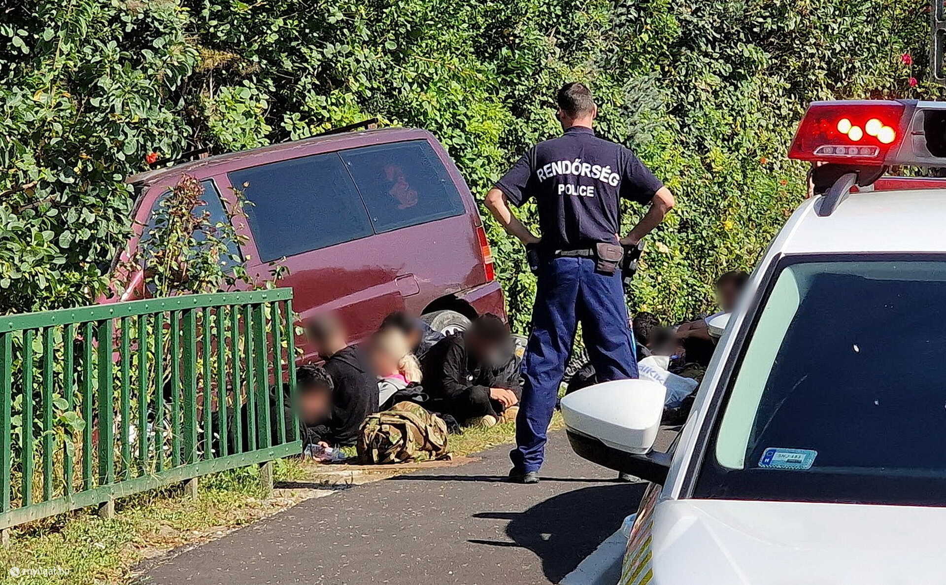 Elfogták a rendőrök elől elmenekülő embercsempészt - kisbuszt vezetett kerítésnek Náraiban