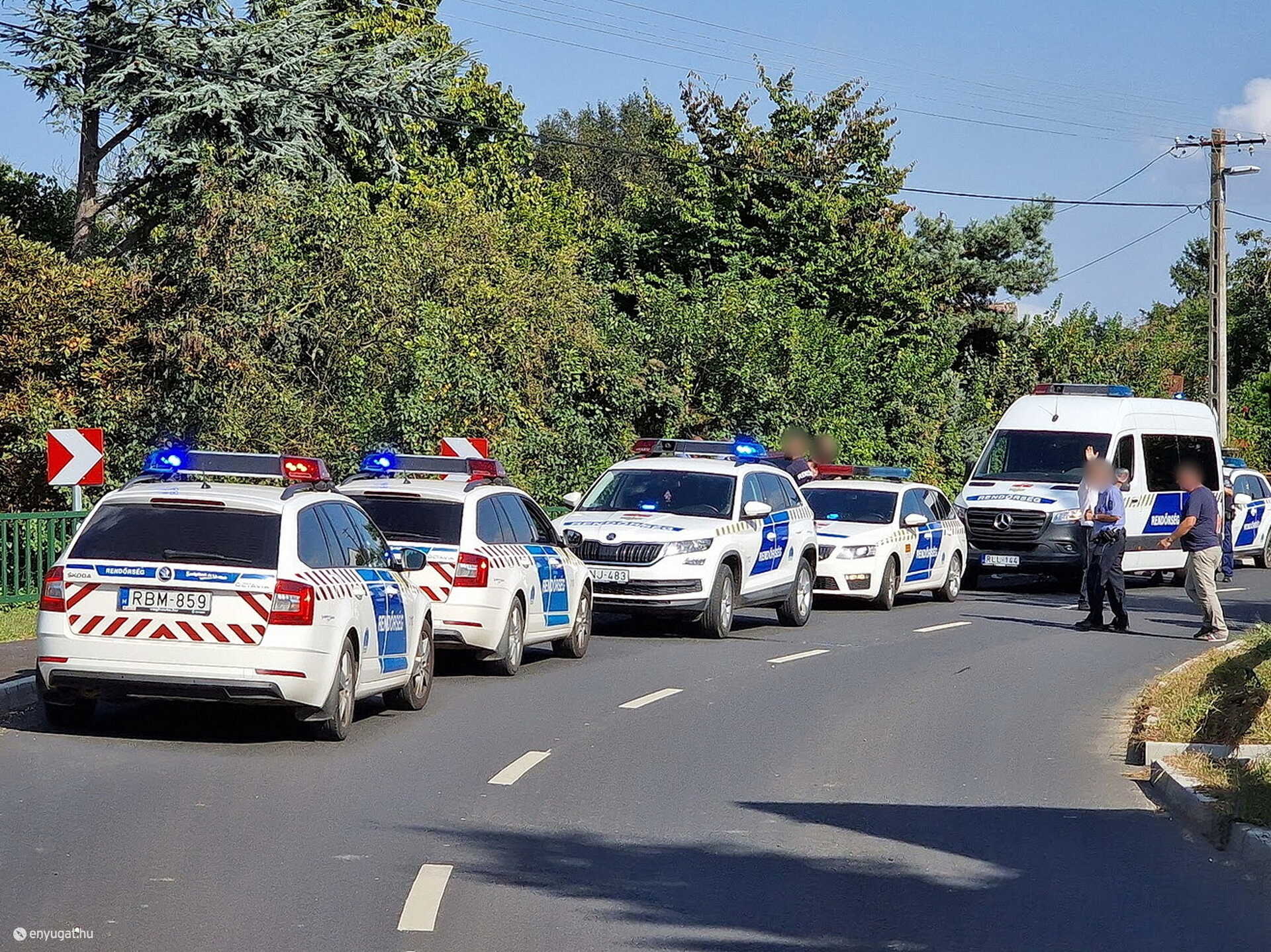 Elfogták a rendőrök elől elmenekülő embercsempészt - kisbuszt vezetett kerítésnek Náraiban