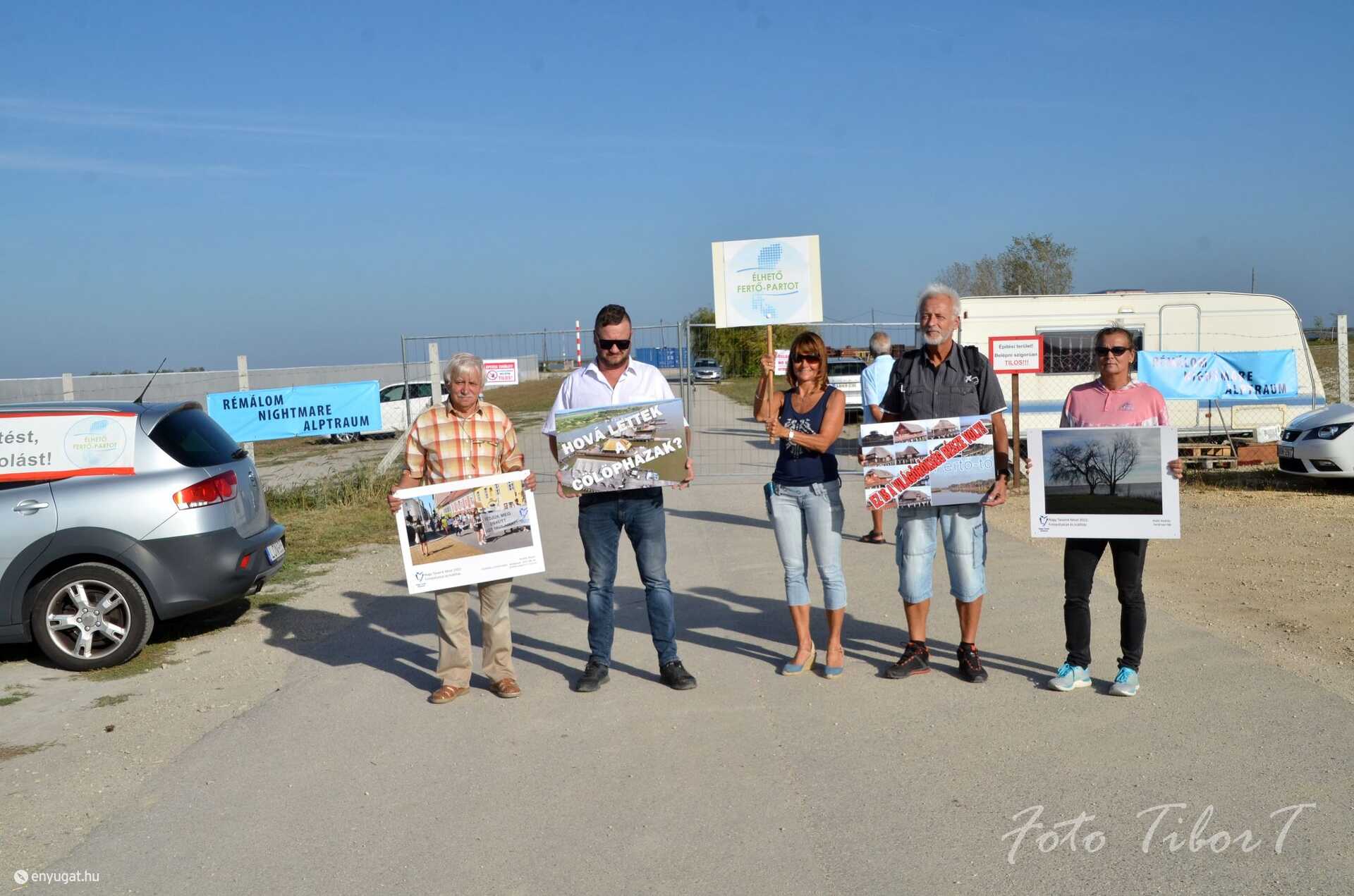 A demonstrálók egy csoportja, balról Major Gyula, a Fertő Tó Barátai Egyesület elnöke.
