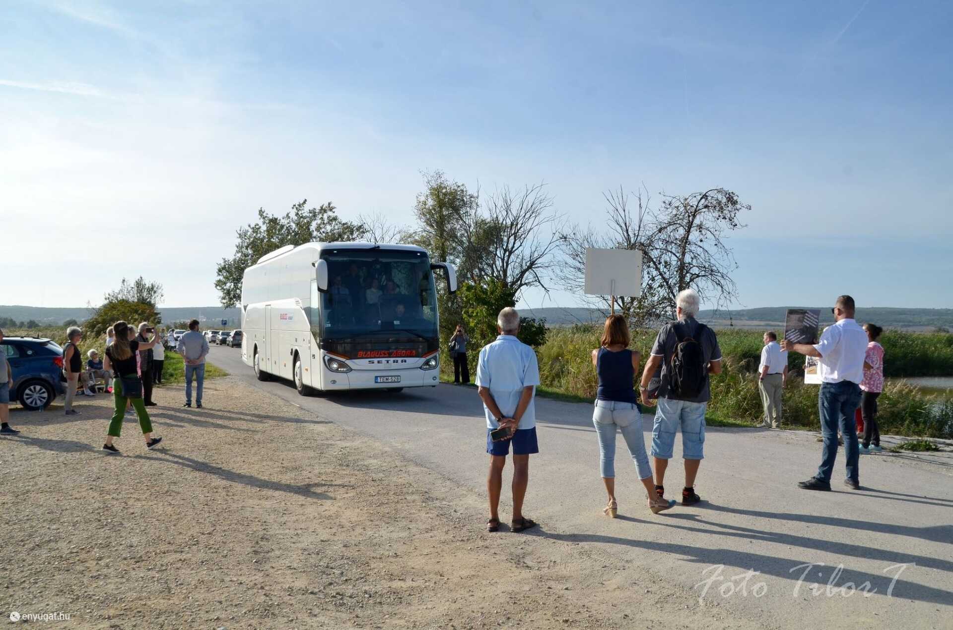 Megjött a busz, de nem állt meg...