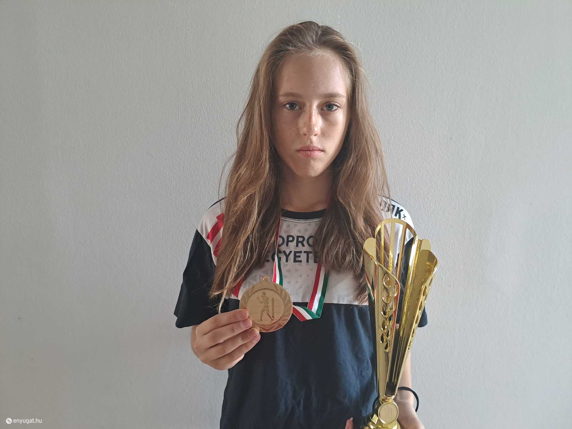 Lapos Rita junior ökölvívó bajnok. 