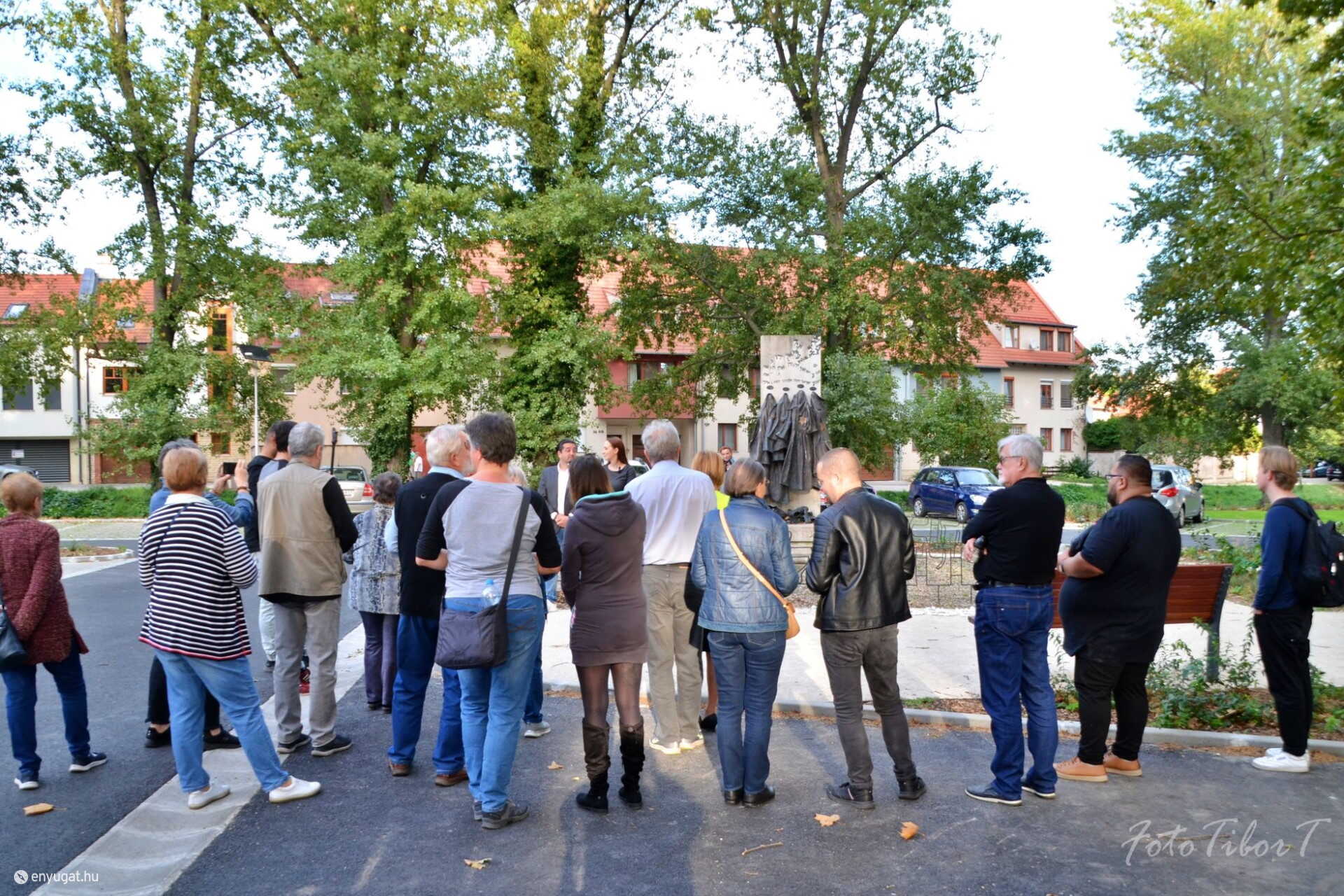 A csendes főhajtással a szélsőségek elutasítását is kifejezték a résztvevők.