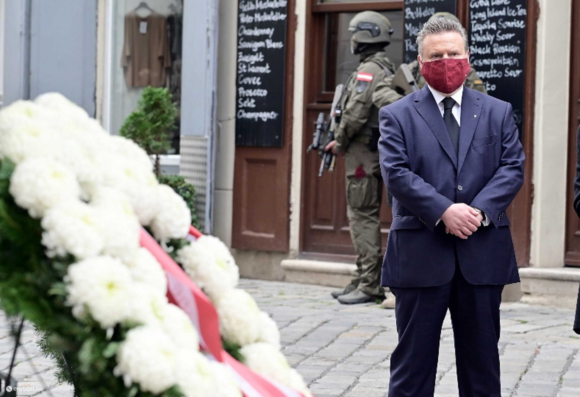 Bécsi sajtótájékoztató: Michael Ludwig az áldozatokért elhelyezett koszorúnál