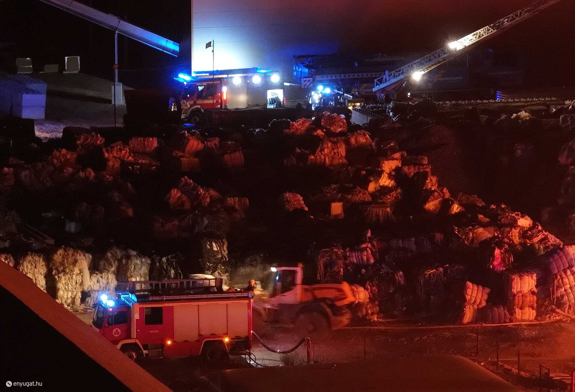 Egy hulladékfeldolgozóban keletkezett tűz Szemenye közelében Fotó: 112Press