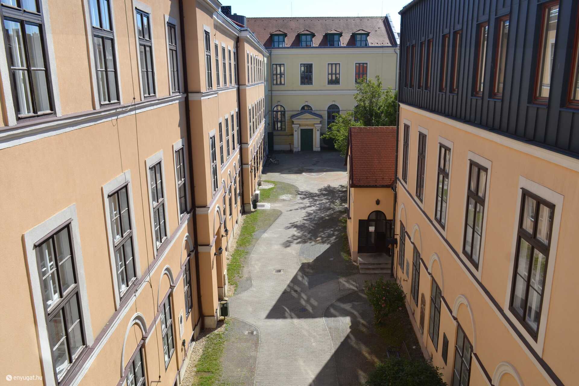 Nyitott kapukkal várja az érdeklődőket a Líceum.