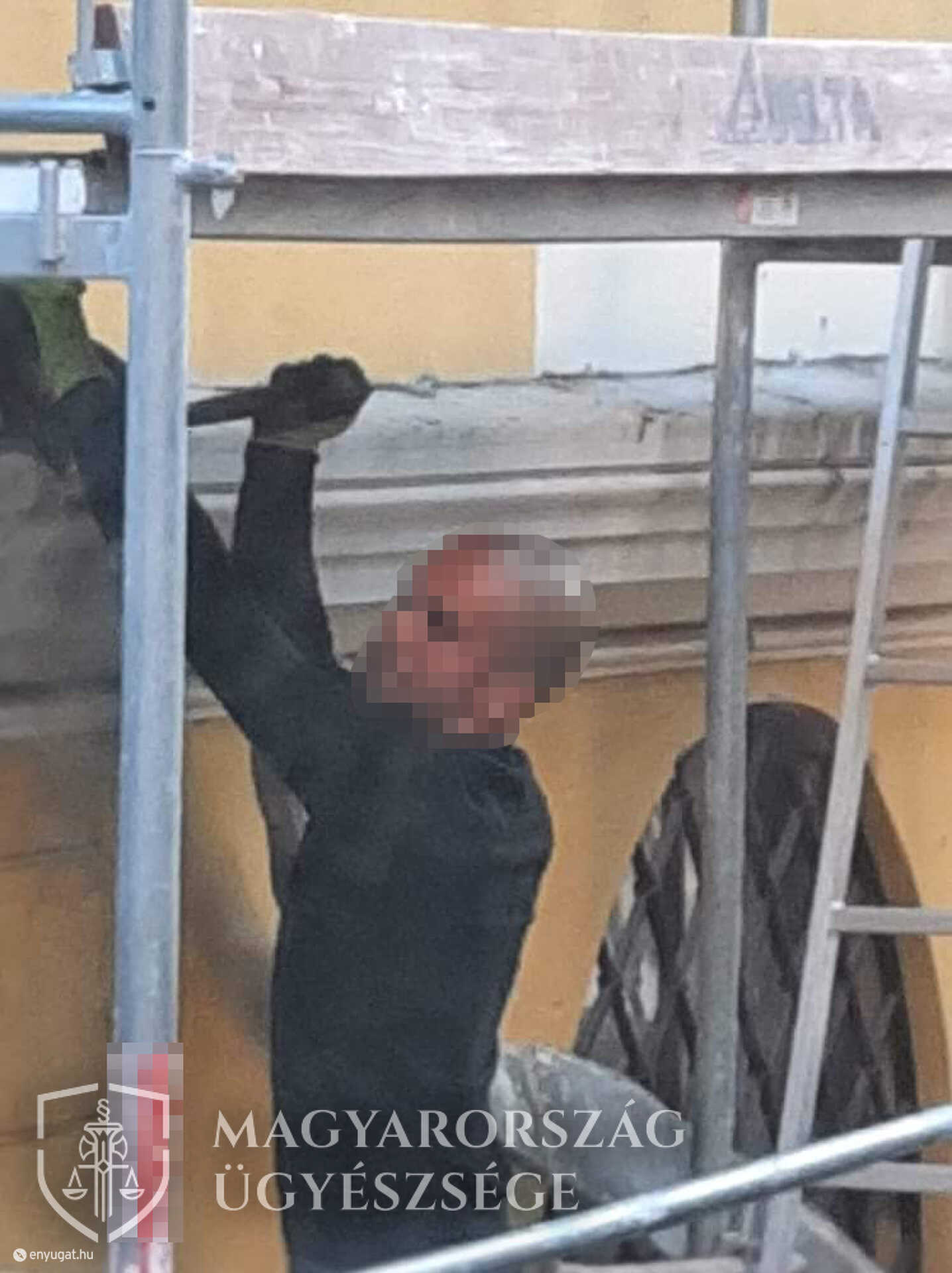 Felvétel is készült a rézlemezt feszegető elkövetőről.