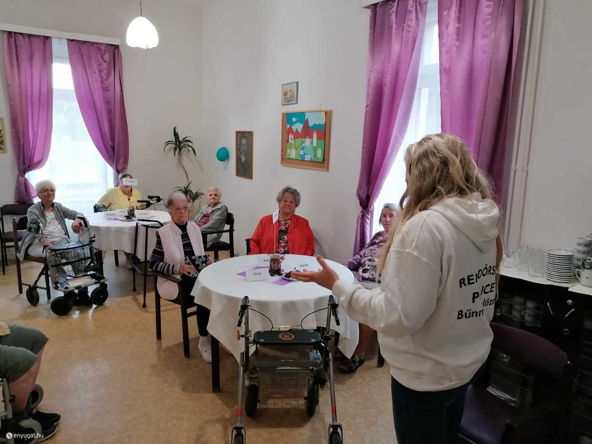 Az idősek is használják az internetet. Ennek veszélyeit nekik is meg kell tanulniuk.