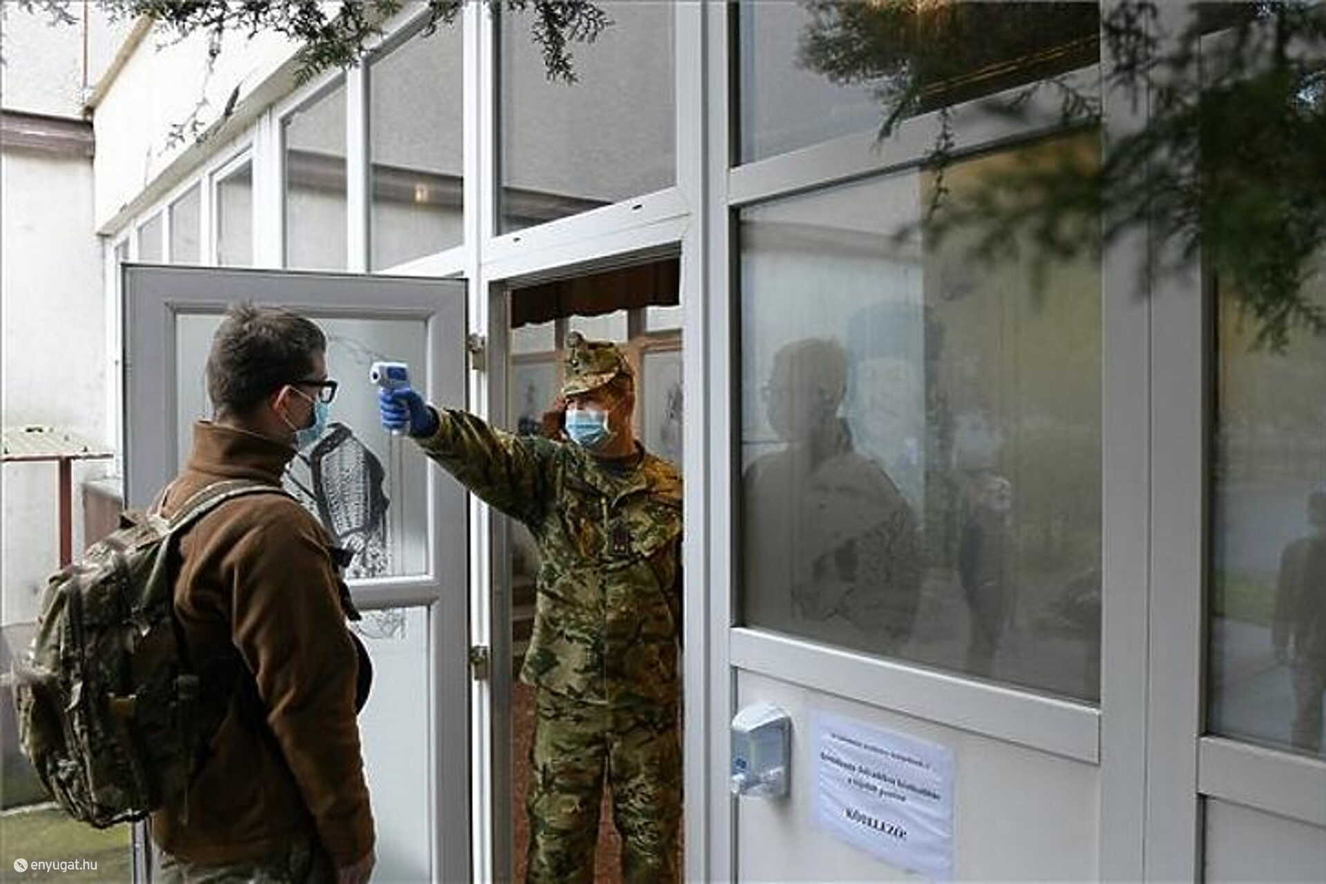 Katona akcióban egy kórházi épületben.