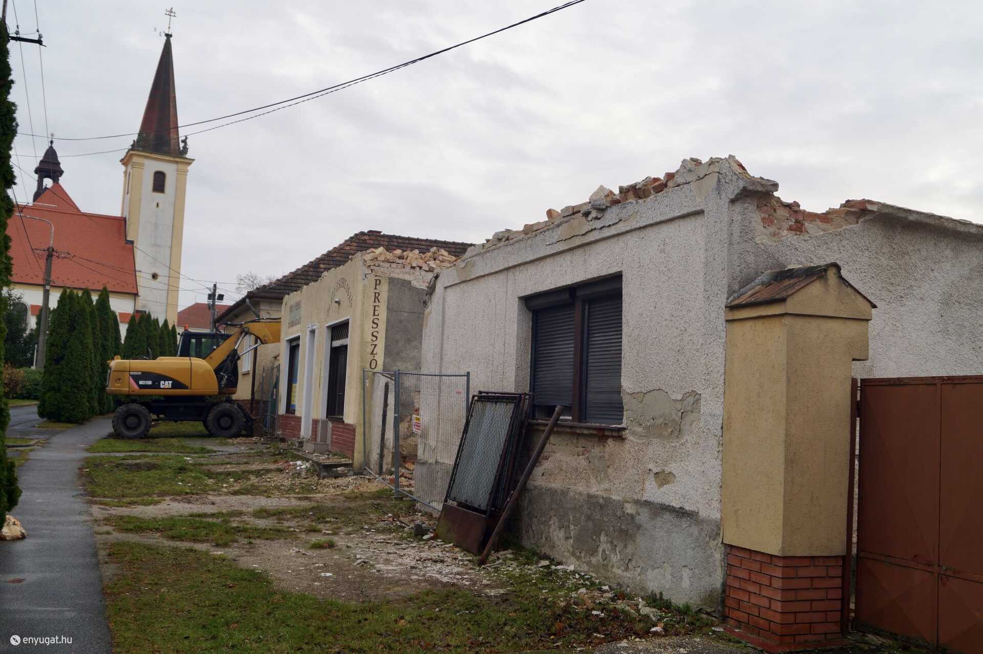 A templom közelében már bontják a házakat.