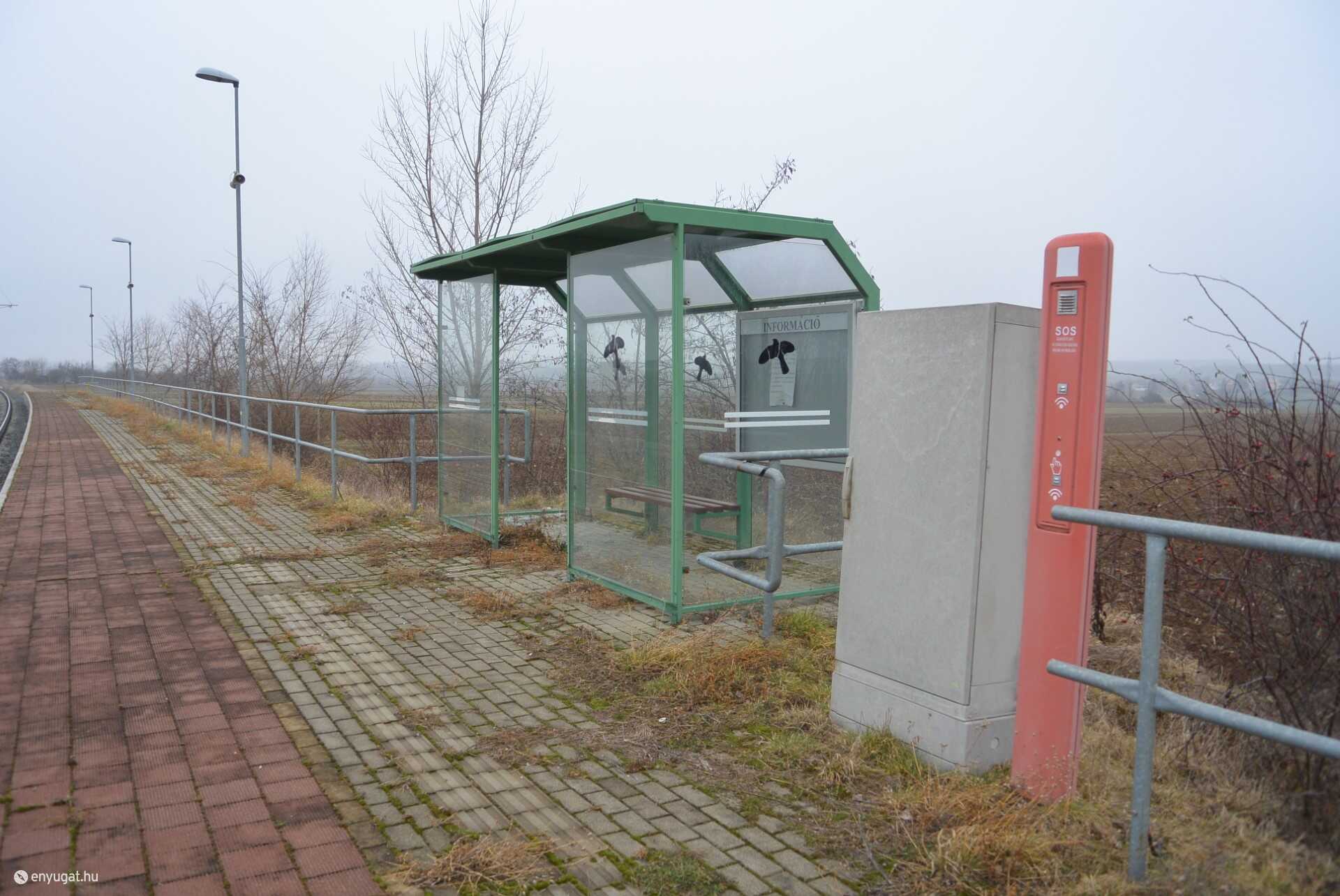 Pereszteg megállóhely, a vonatok csak áthaladnak