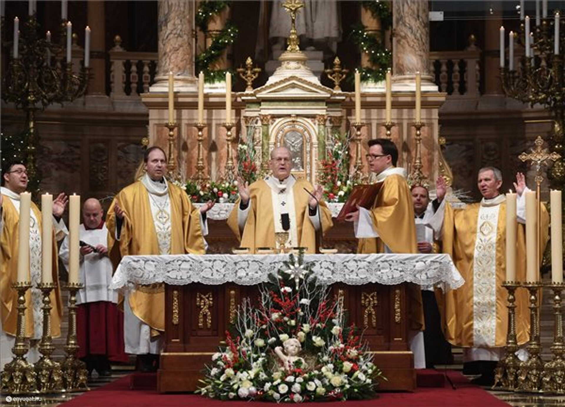 Erdő Péter karácsonyi éjféli szentmisét celebrált a Szent István-bazilikában.