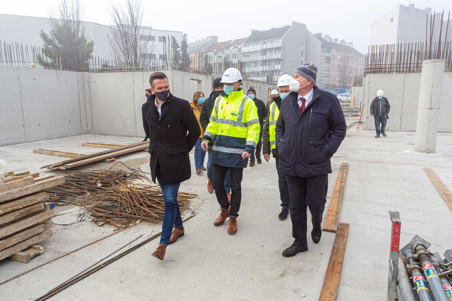 Sajtóbejárás az Árpád utcai parkolóház helyszínén 