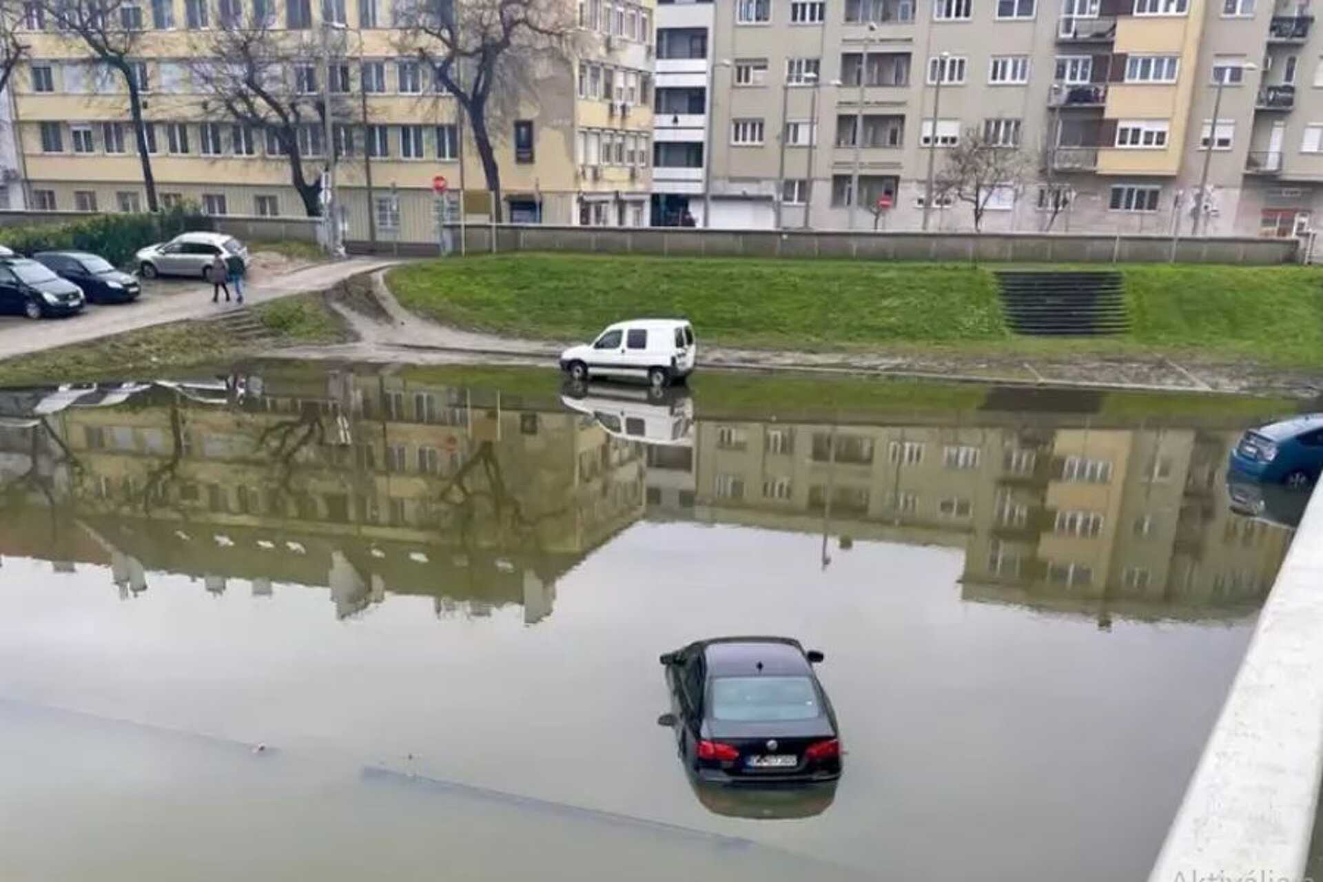 Autókat mentettek a víz alól Győrben