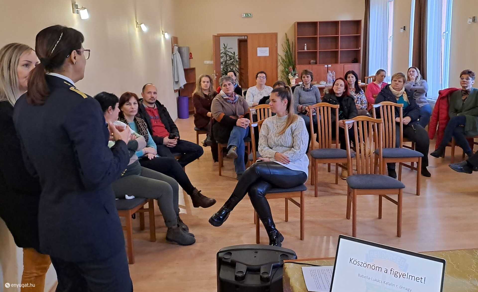 Babella-Lukács Katalin rendőr őrnagy és Cservenák Helga rendőr őrnagy tartottak előadást.